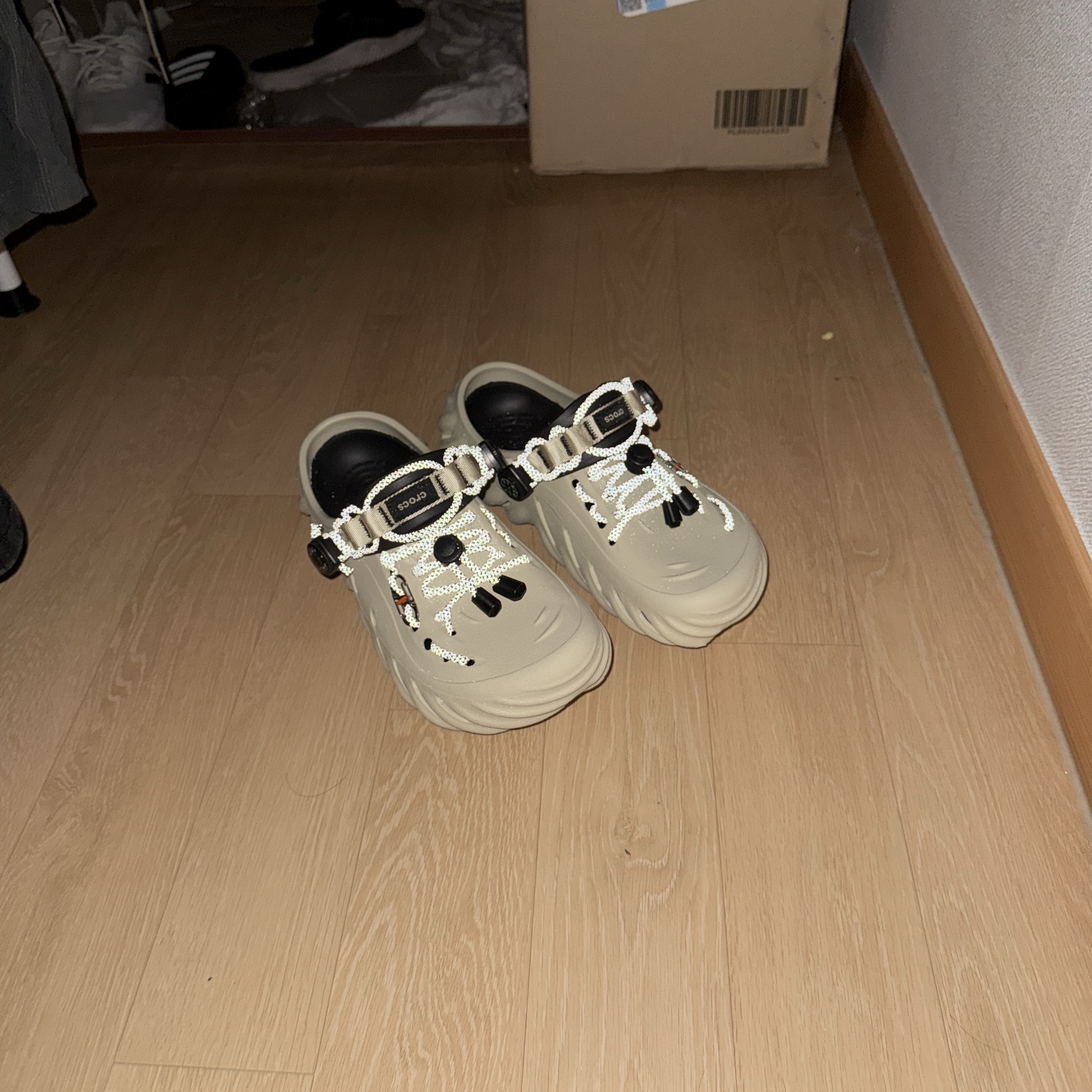 Crocs Echo Clog Bone Black 착용 스타일 - 2