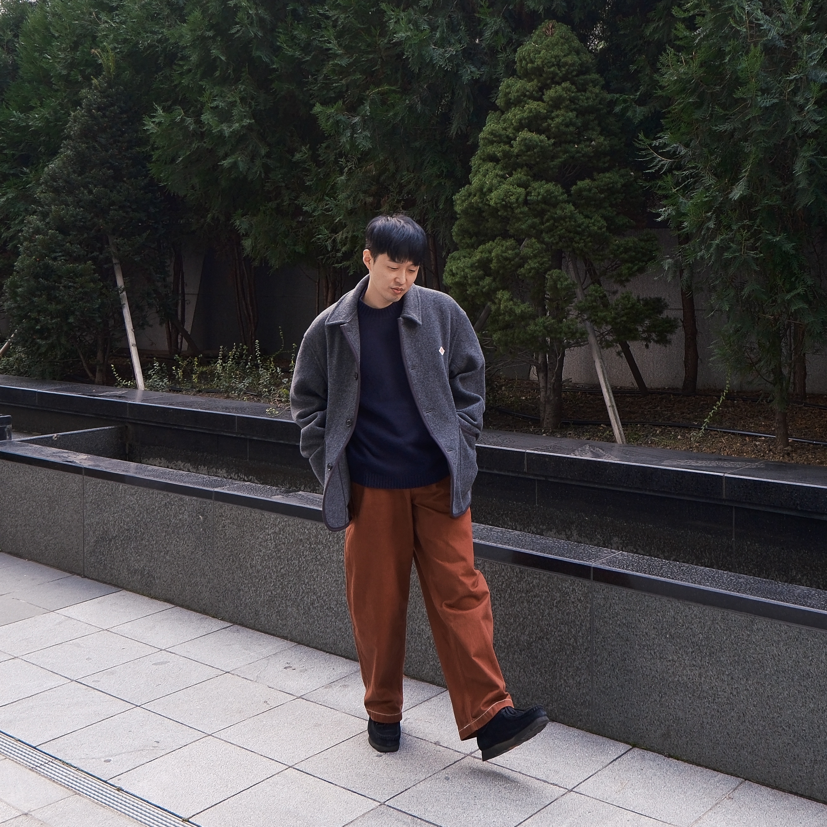 Uniqlo x JW Anderson Wide Fit Jeans Dark Orange - KR, Clarks Wallabee Gore-Tex Black Suede 착용 스타일 - 2