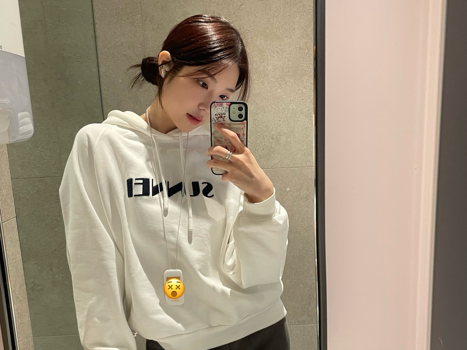 Sunnei Embroidered Hoodie Off White 착용 스타일