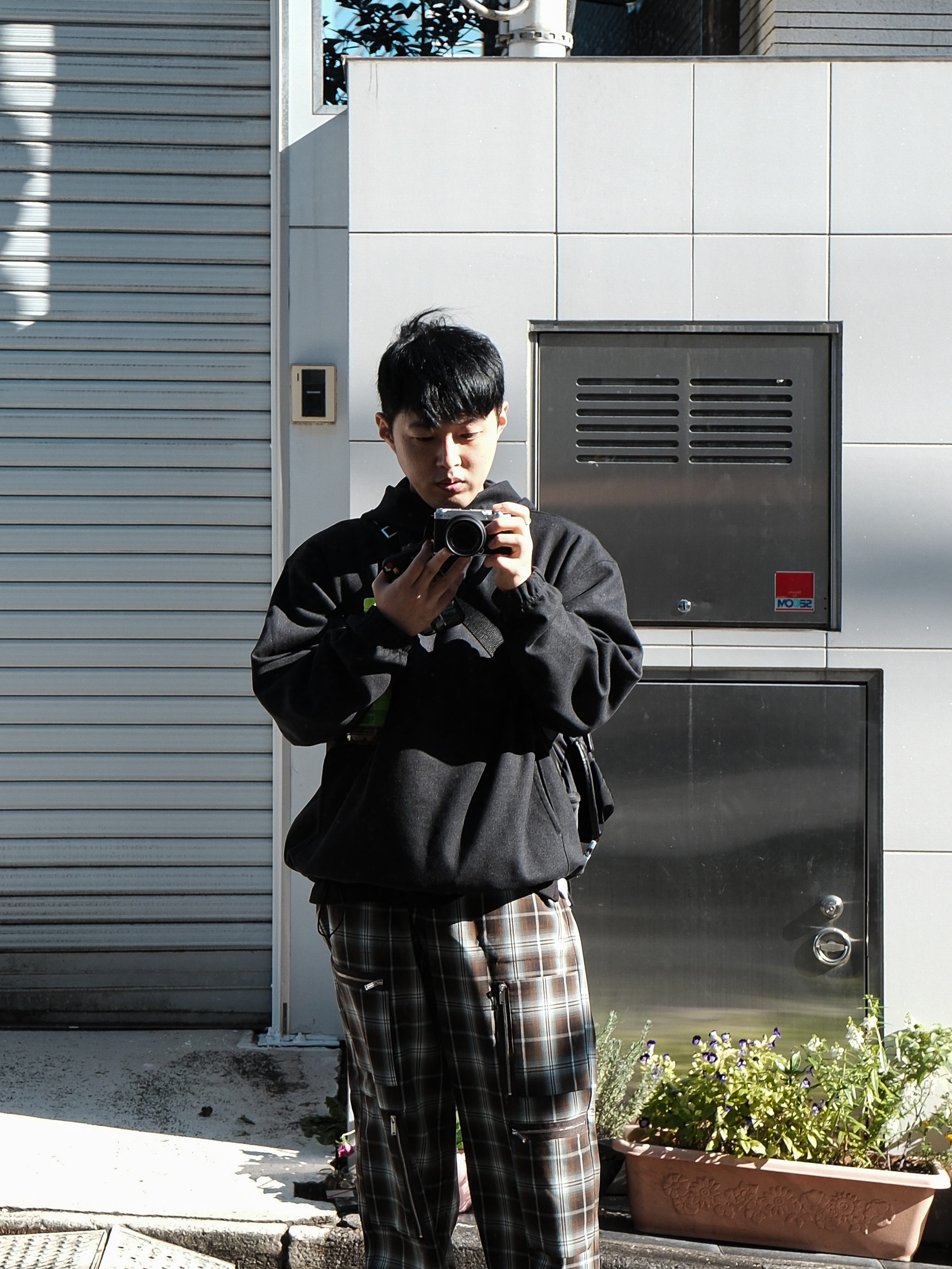GU x Undercover Zip Pocket Pants Dark Brown, Prada Re-Nylon and Saffiano Leather Shoulder Bag Black 착용 스타일 - 2