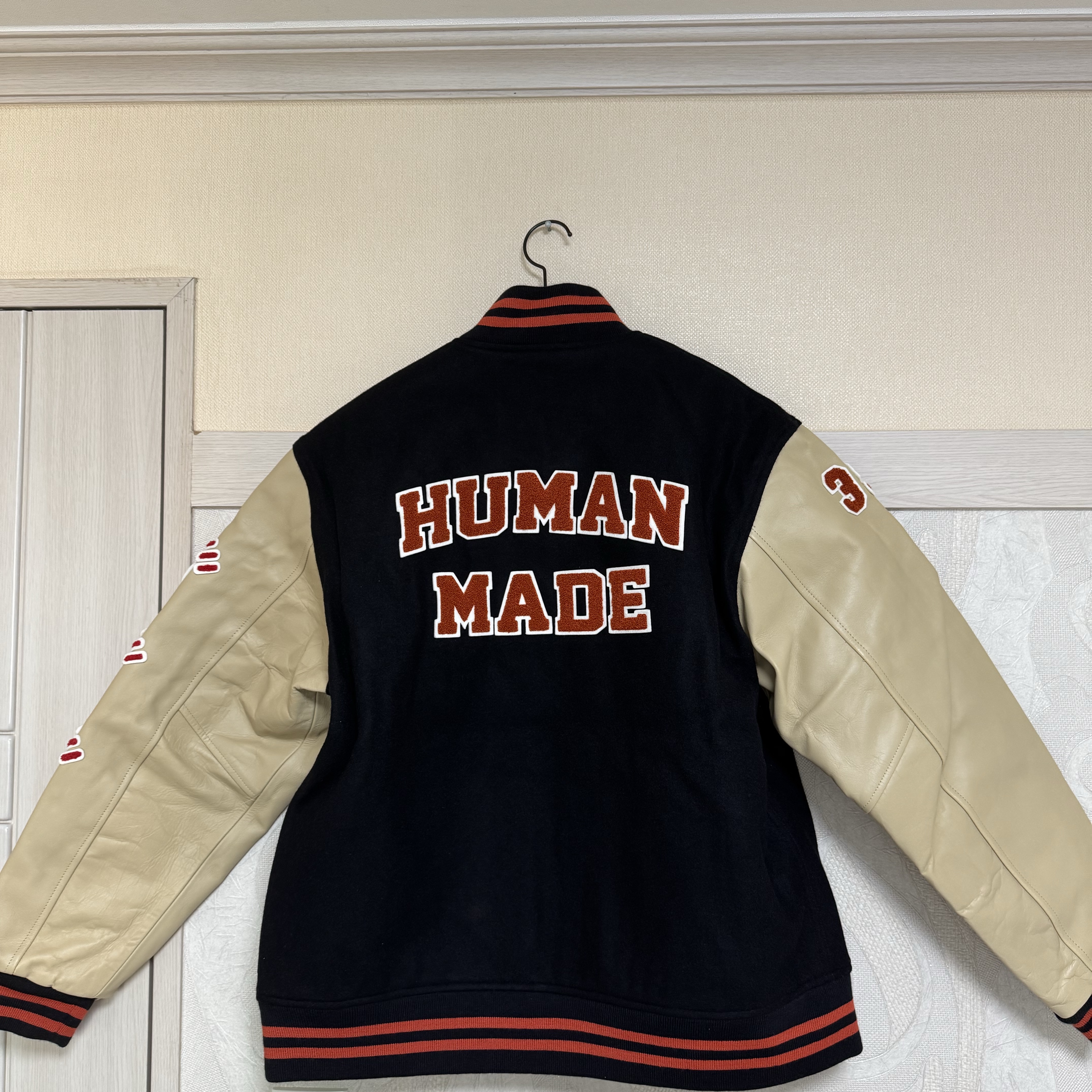 Human Made Varsity Jacket Black 착용 스타일 - 2