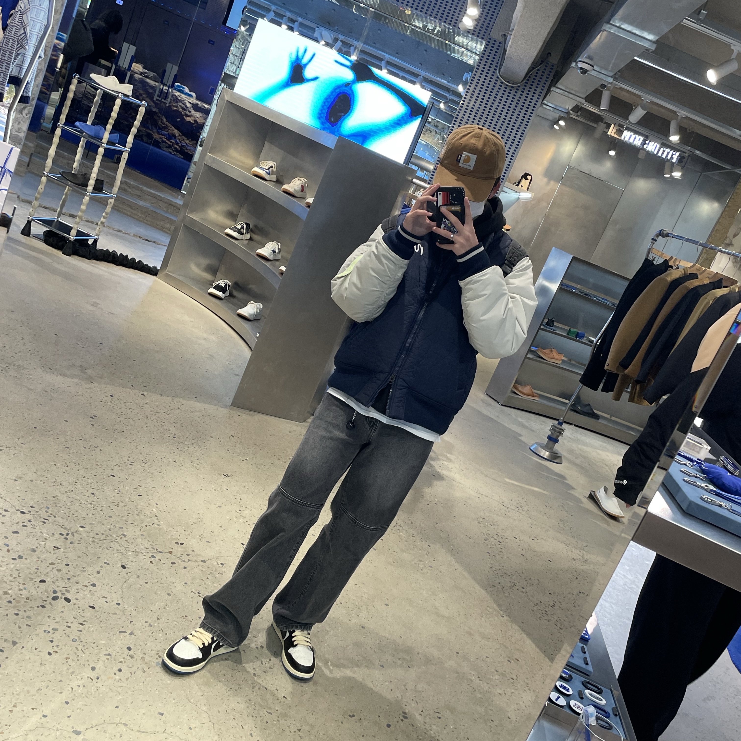 Jordan 1 x Travis Scott x Fragment Retro Low OG SP Military Blue, Carhartt WIP x IAB Studio Canvas 6-Panel Cap Hamilton Brown 착용 스타일