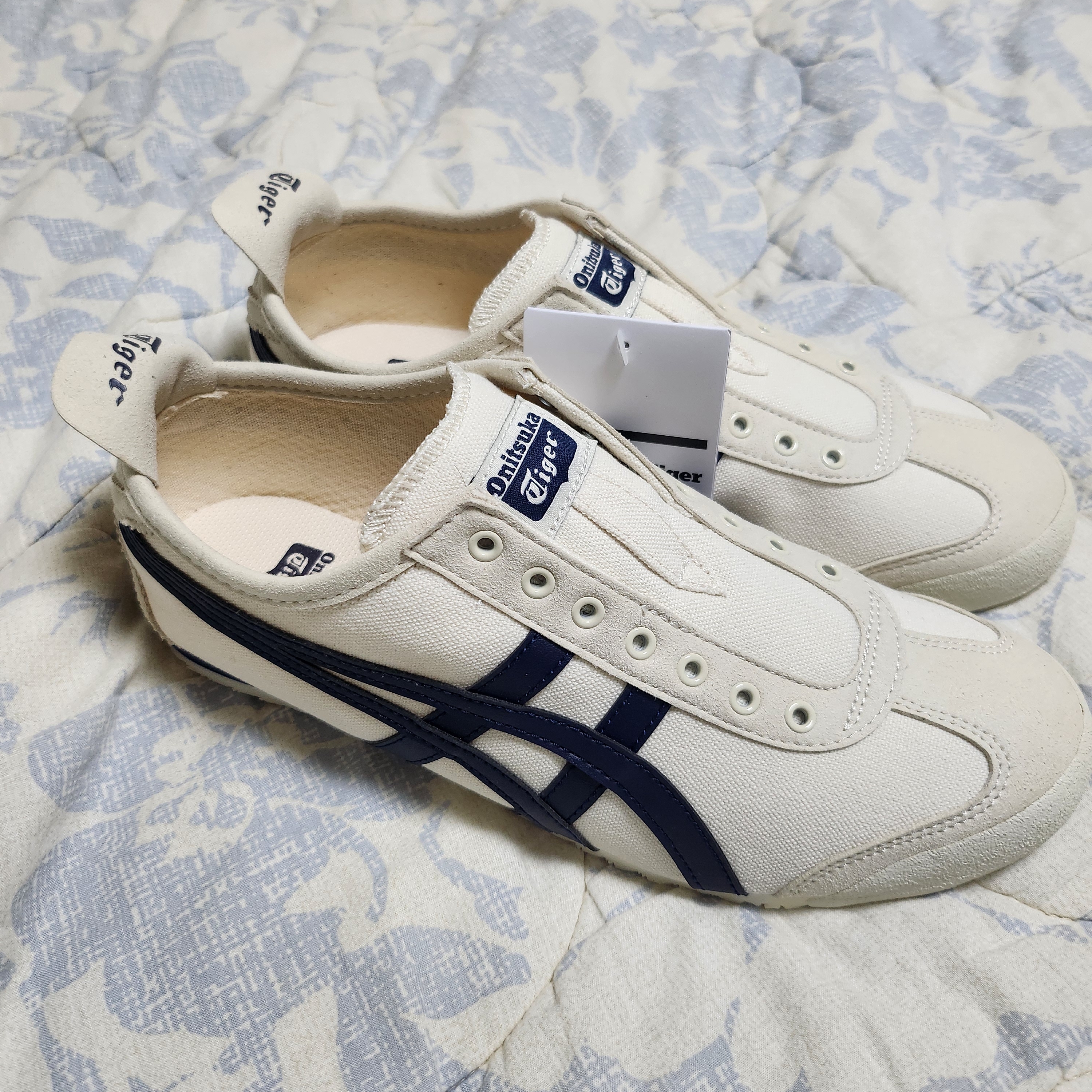 Onitsuka Tiger Mexico 66 Slip-On Birch Midnight 착용 스타일