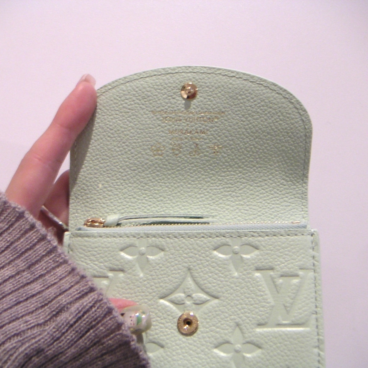 Louis Vuitton x Murakami Takashi Rosalie Coin Purse Green Tea 착용 스타일 - 2