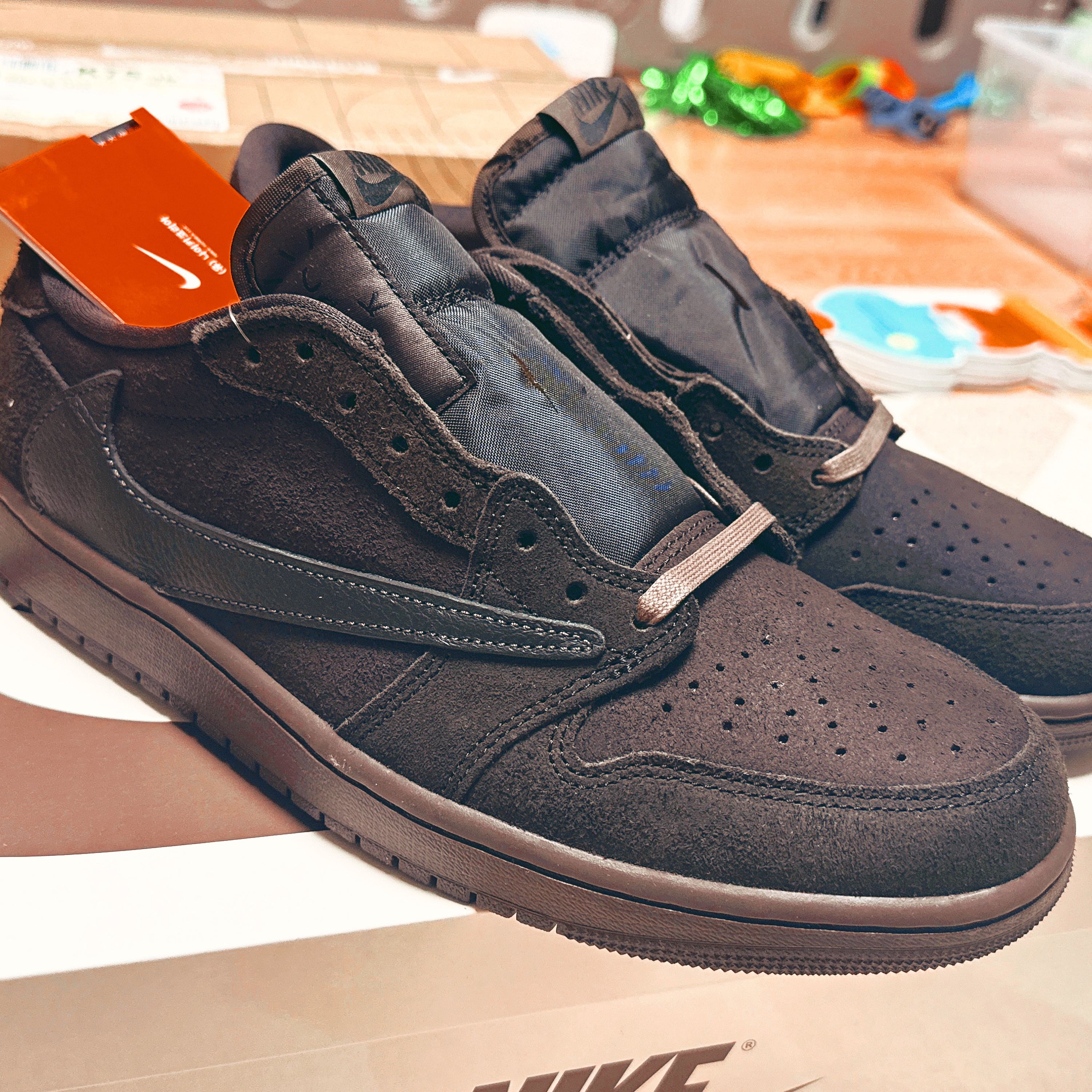 Jordan 1 x Travis Scott Retro Low OG SP Velvet Brown and Dark Mocha 착용 스타일 - 1