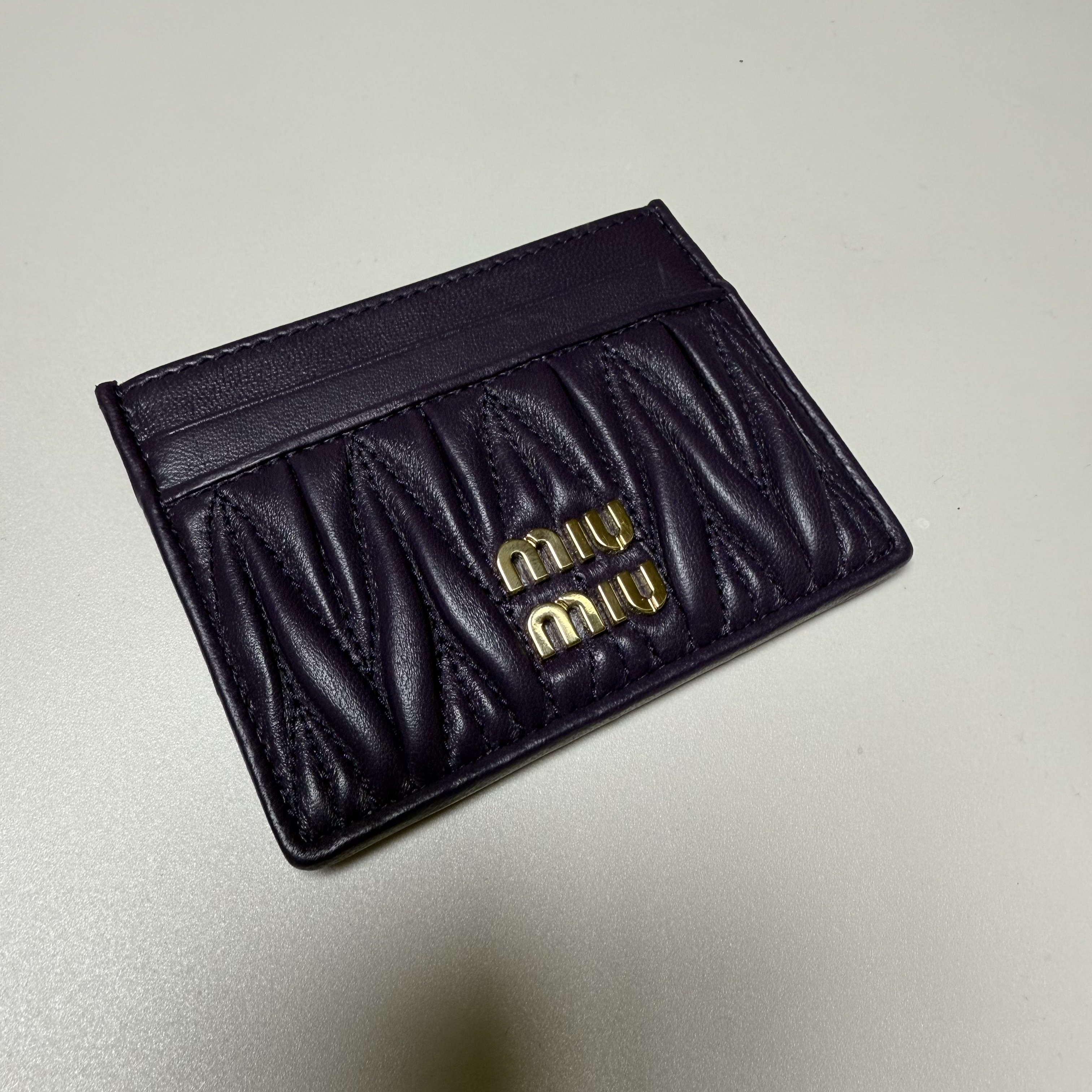 Miu Miu Matelasse Nappa Leather Card Holder Violet 착용 스타일