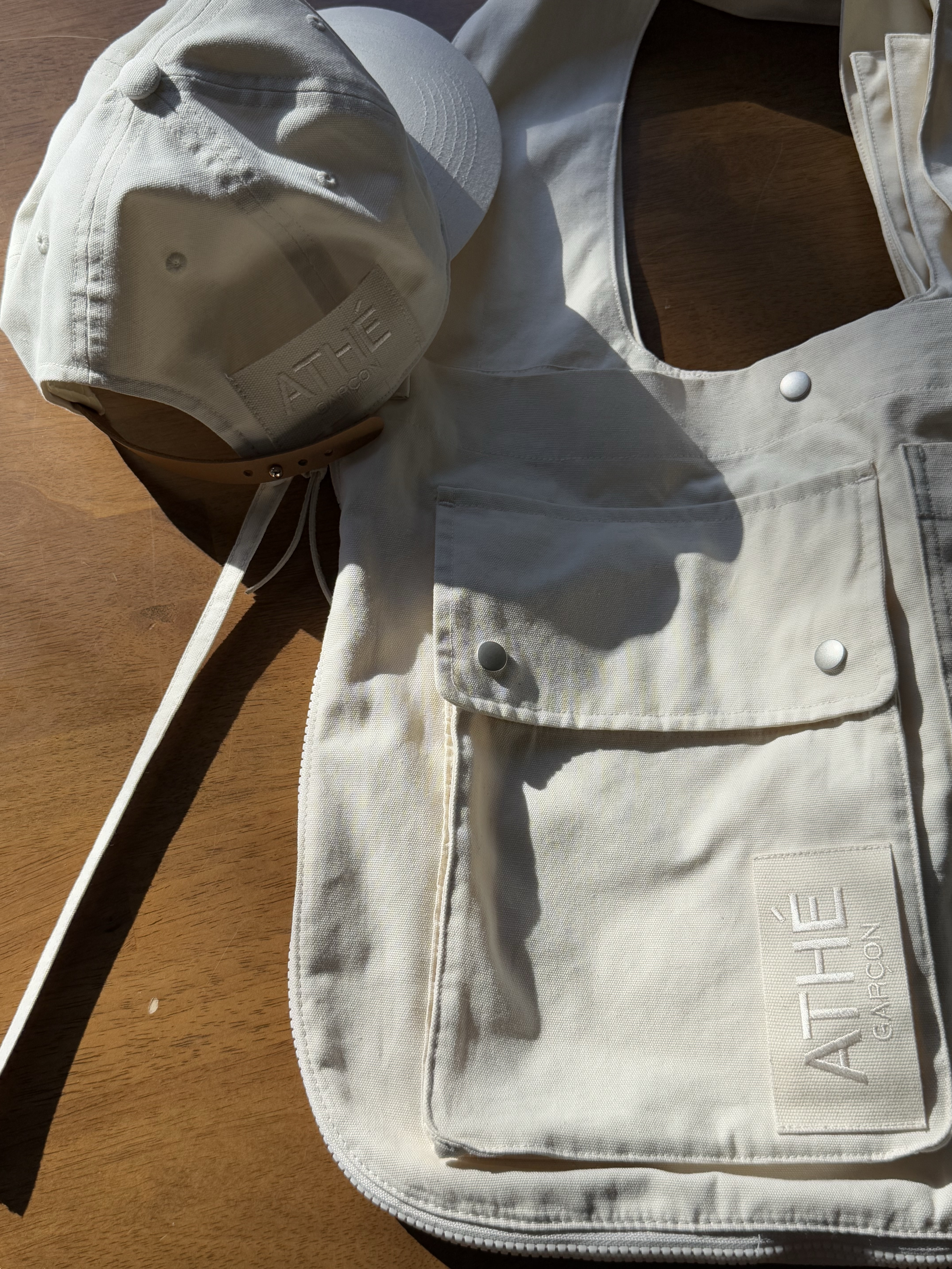Athe garcon Cotton Multi-Use Vest Bag Ivory, Athe garcon Cotton Multi-Use Vest Bag Brown 착용 스타일 - 2