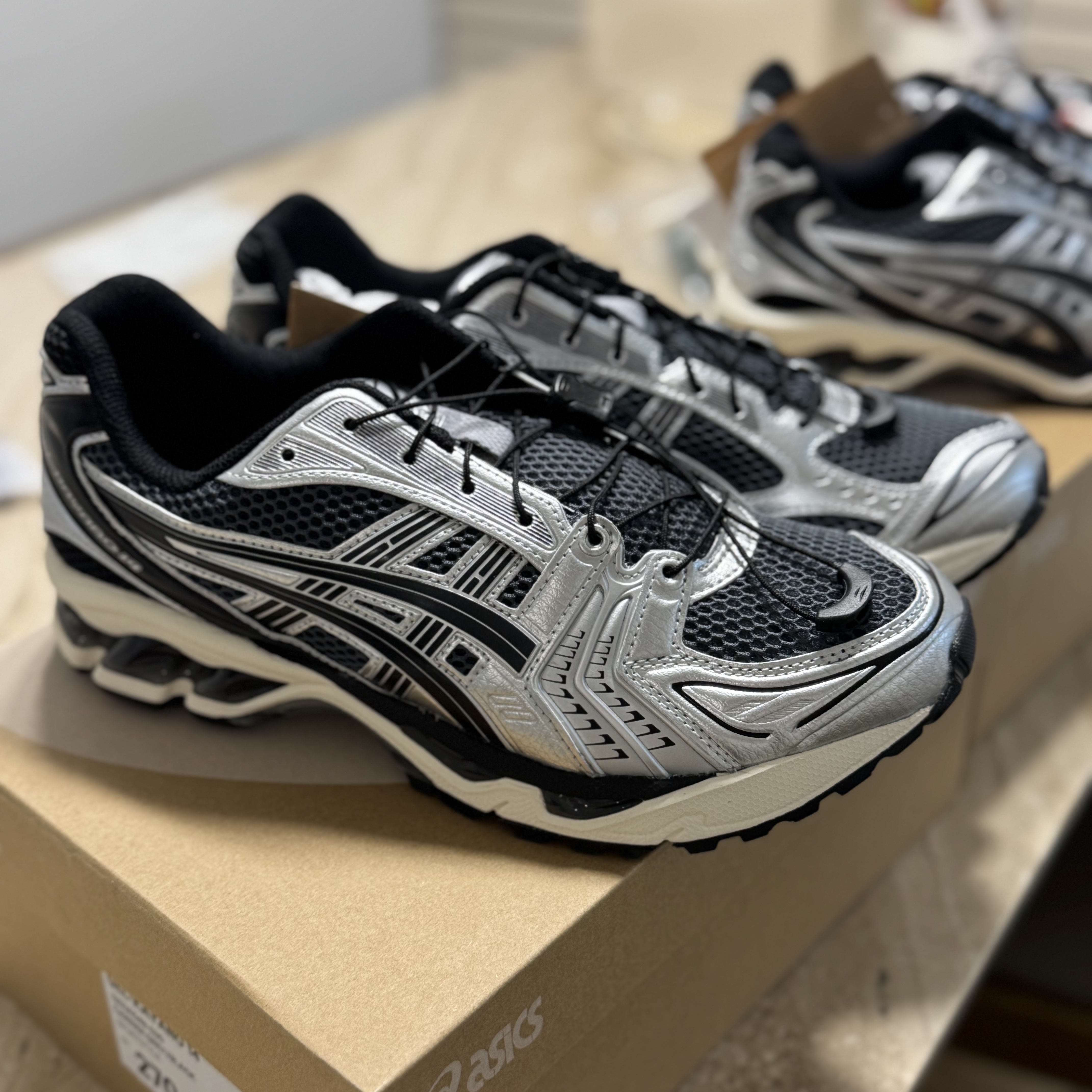 Asics Unlimited Gel-Kayano 14 Carrier Grey Black 착용 스타일 - 2