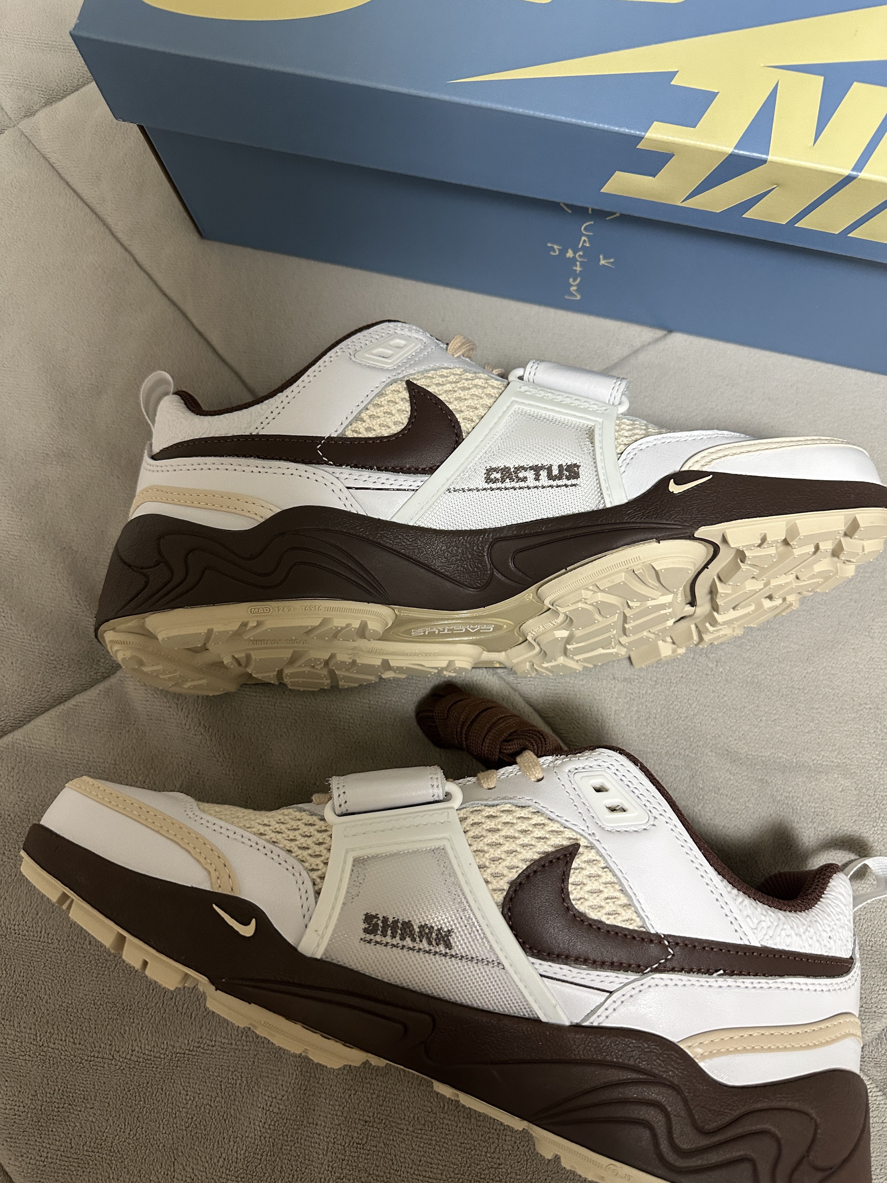 Nike x Travis Scott Zoom Field Jaxx White and Light Chocolate 착용 스타일 - 1
