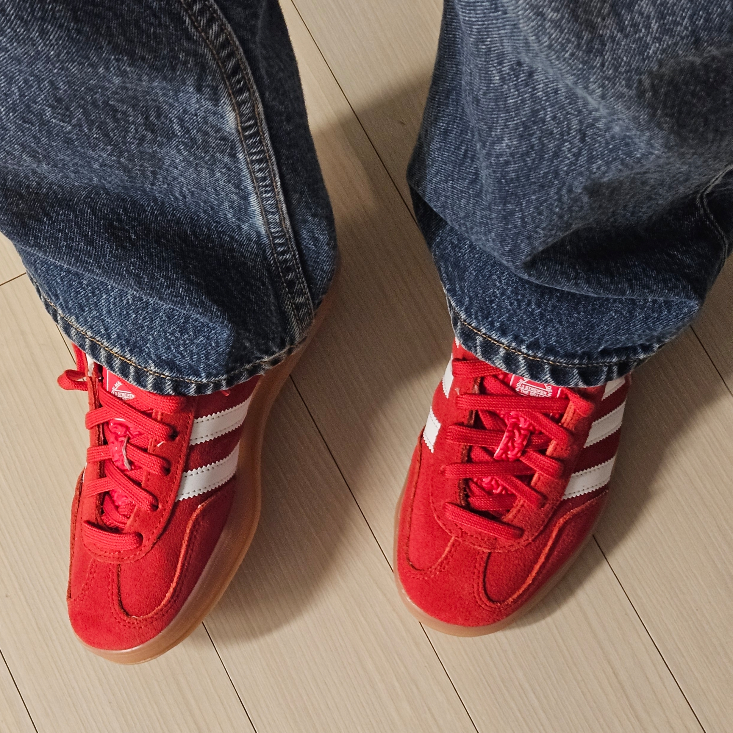 Adidas Gazelle Indoor Better Scarlet Cloud White 착용 스타일 - 2