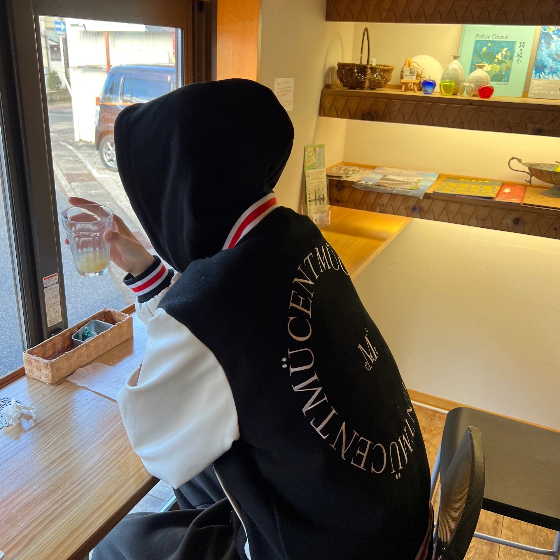 MUCENT Tiverton Signatuer Varsity Jacket Black 착용 스타일 - 2