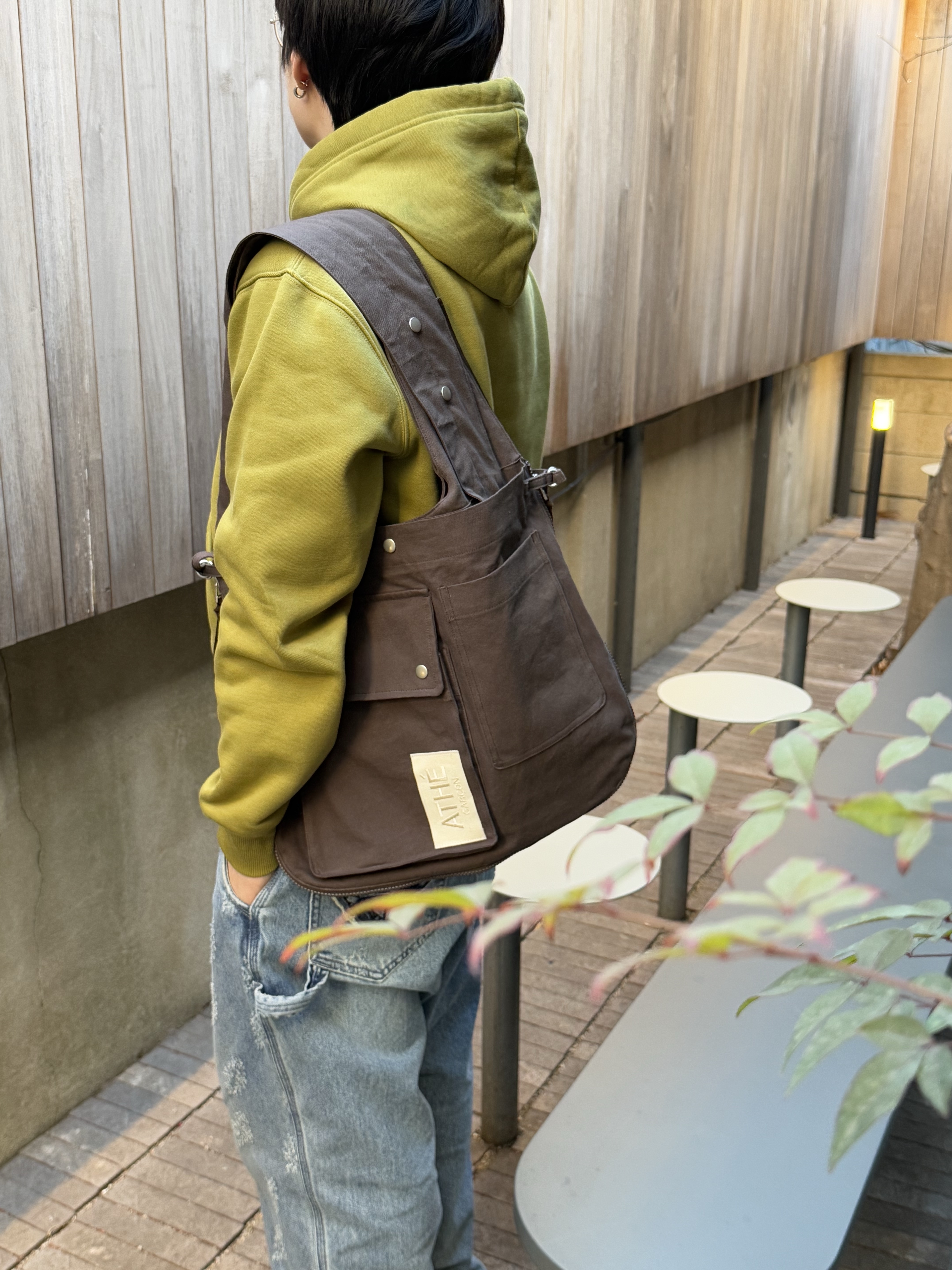 Athe garcon Cotton Multi-Use Vest Bag Brown, Athe garcon Cotton Multi-Use Vest Bag Ivory 착용 스타일 - 3