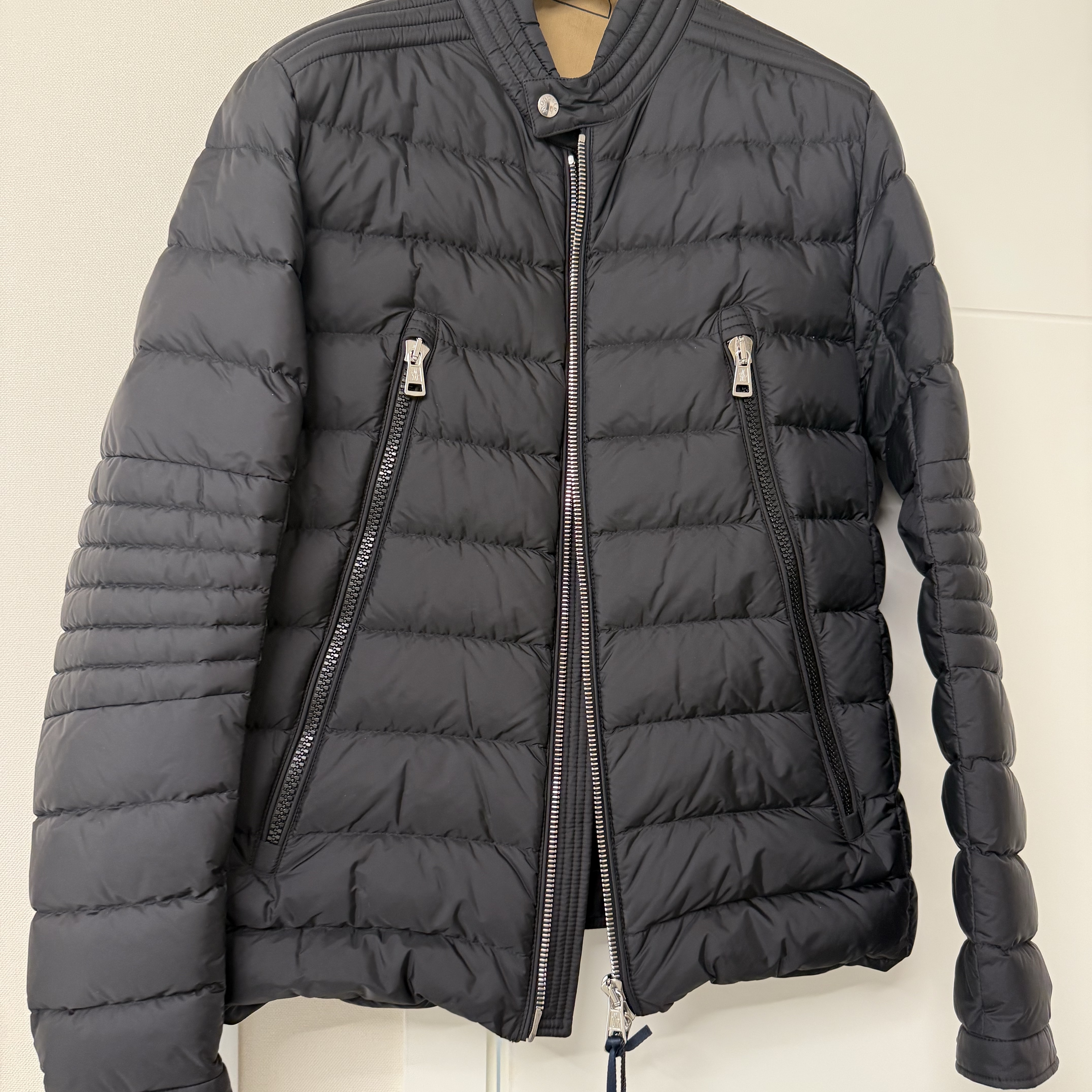 Moncler Amiot Short Down Jacket Black - 24FW 착용 스타일