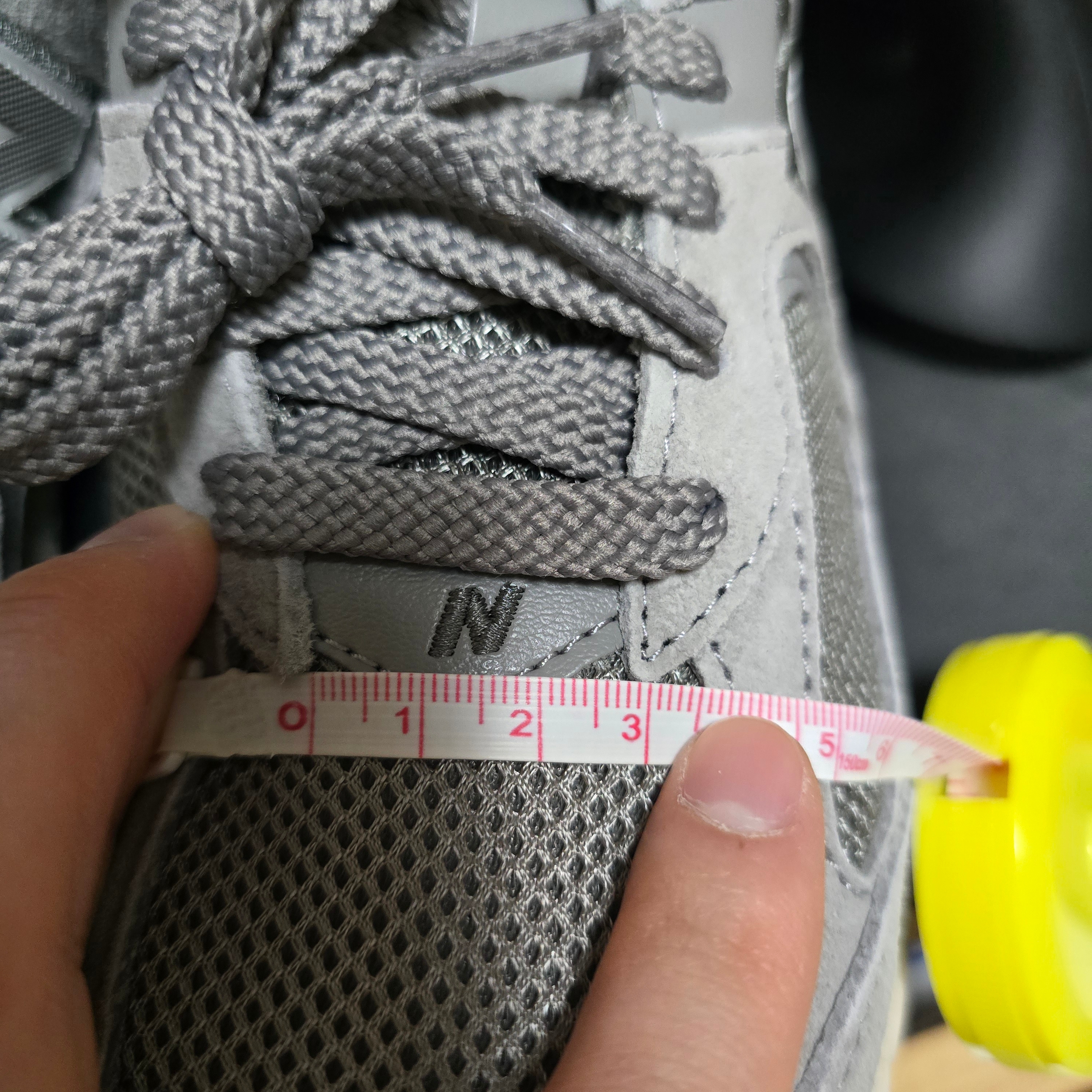 New Balance 2002R Grey 착용 스타일 - 2
