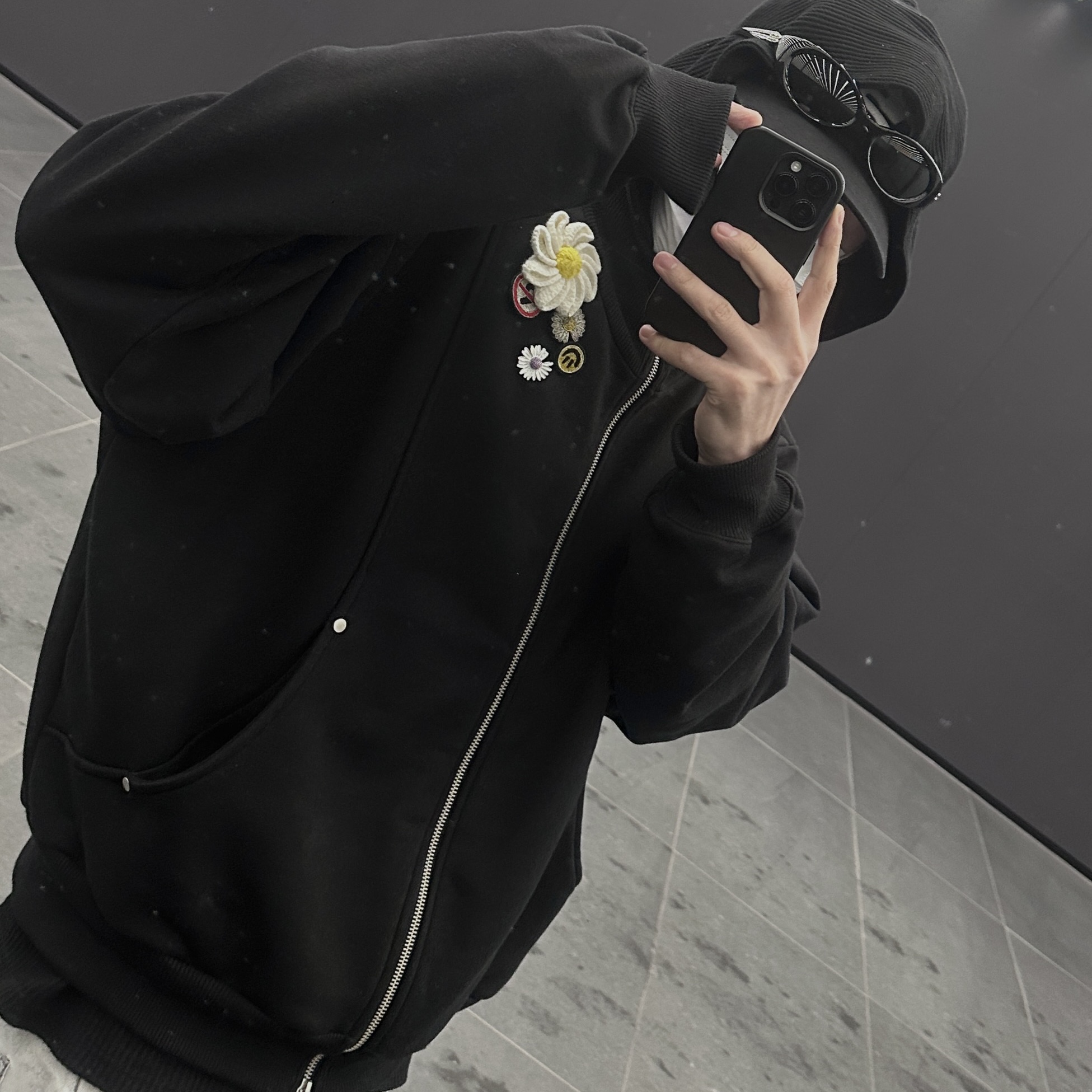Peaceminusone Daisy Corsage #1 White, Gentle Monster Atempo 01 Black 착용 스타일