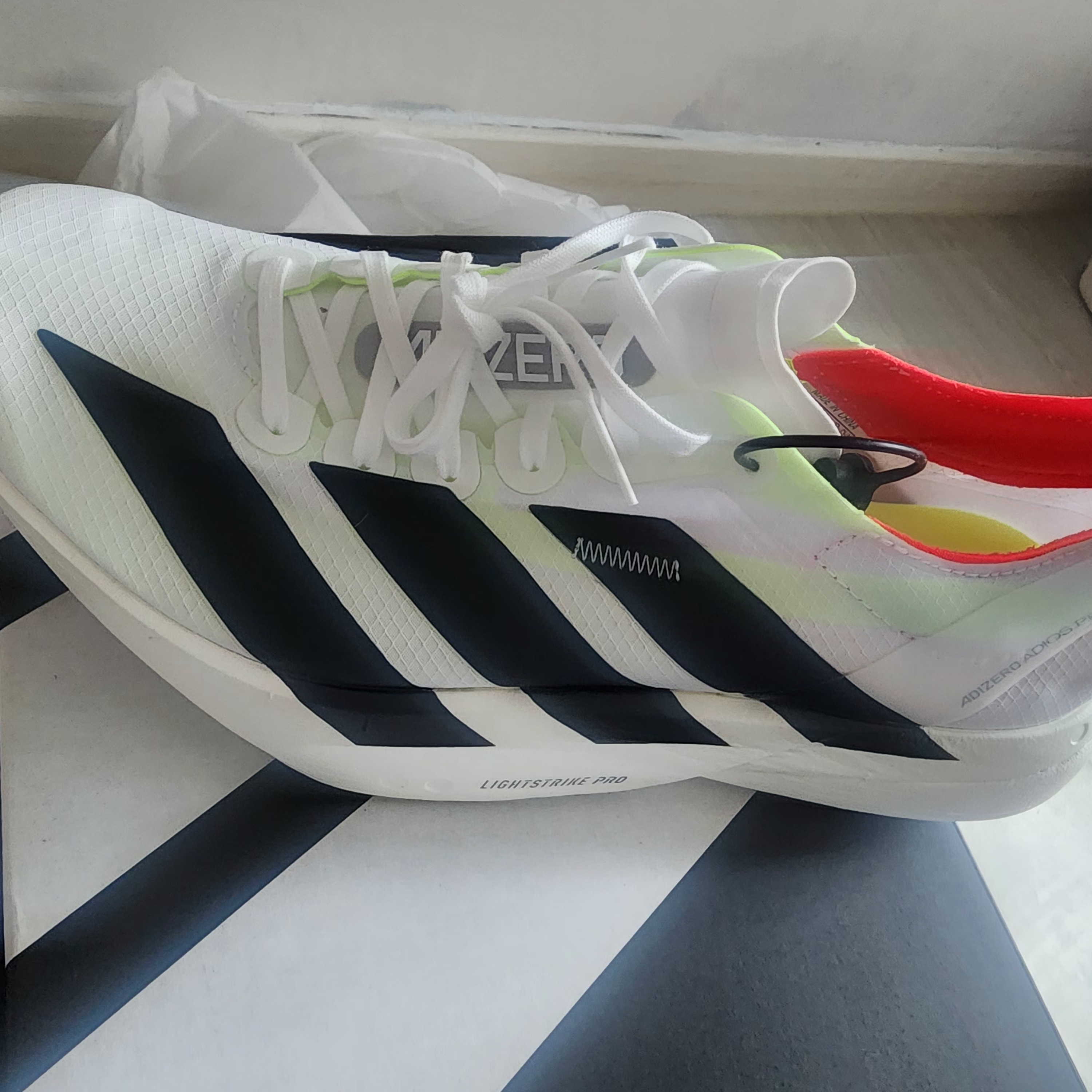 Adidas Adizero Adios Pro 4 Cloud White Core Black 착용 스타일 - 1