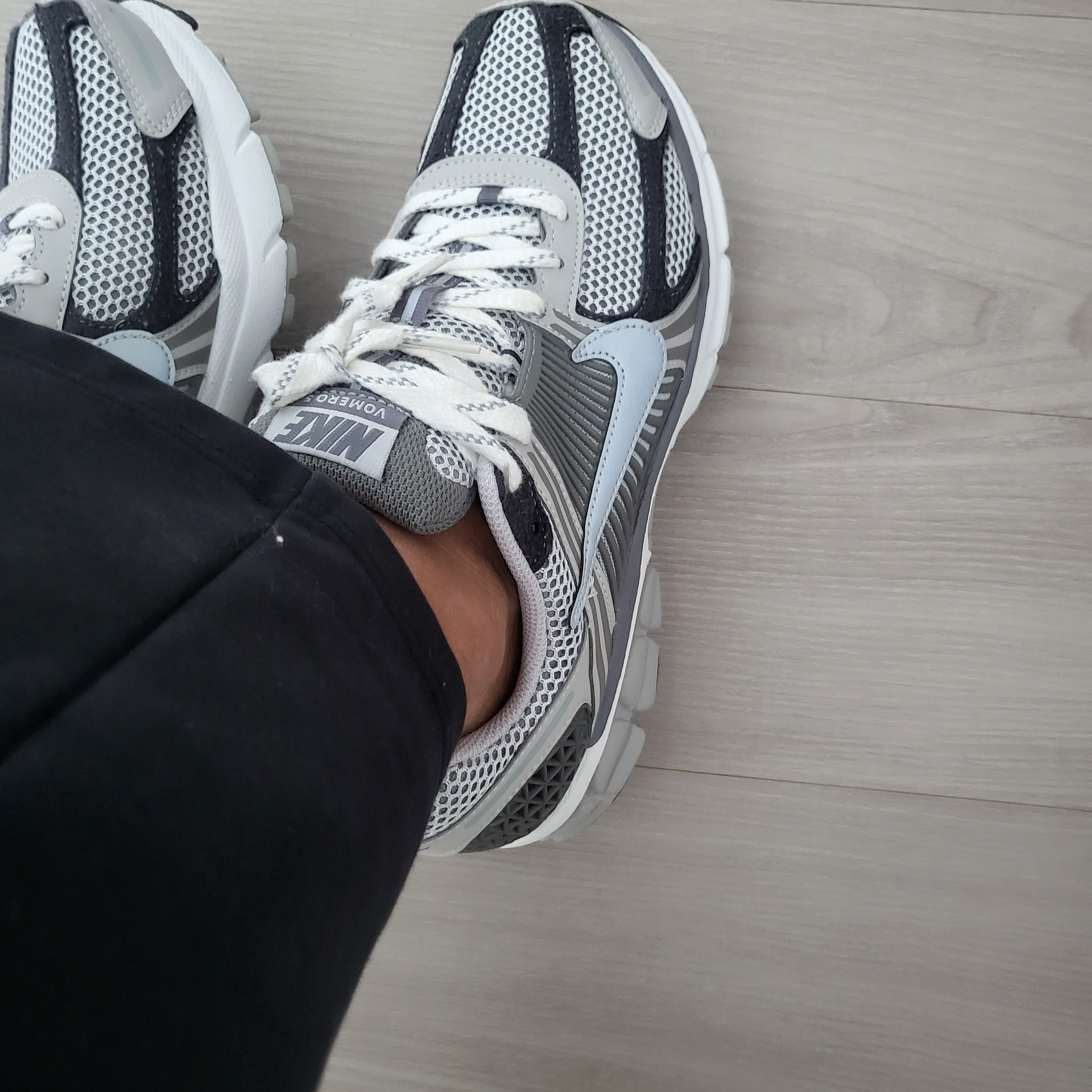 Nike Zoom Vomero 5 PRM Light Iron Ore and Flat Fewter 착용 스타일 - 3