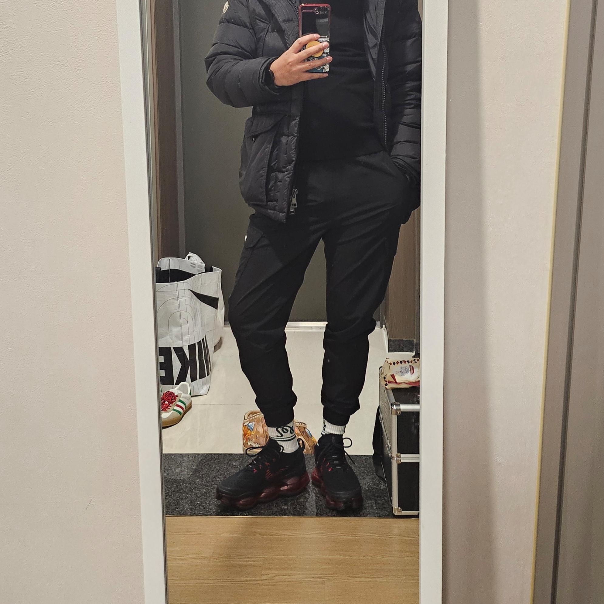 Nike Air Max Scorpion Flyknit Black and University Red 착용 스타일