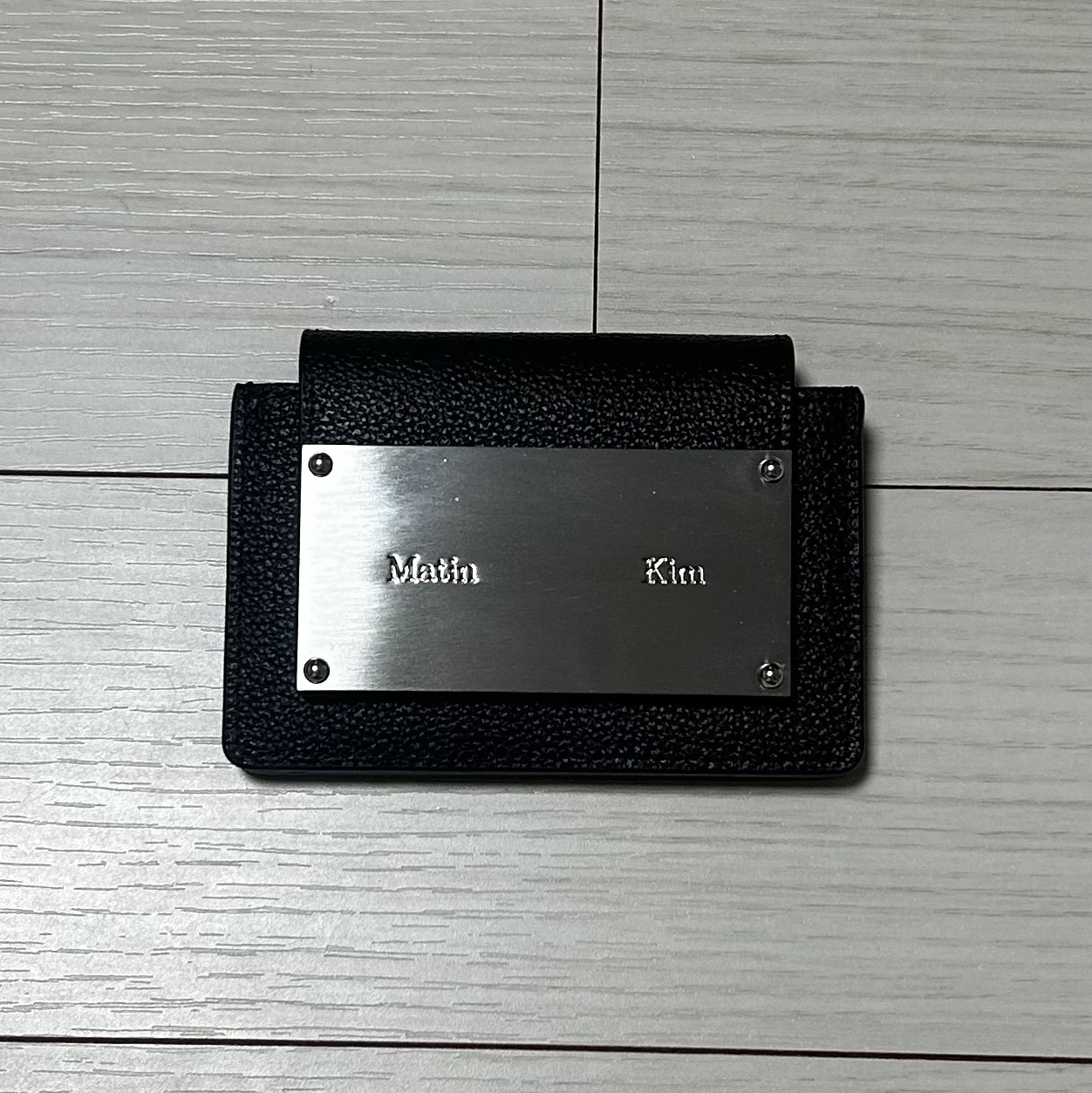 Matin Kim Accordion Wallet Black 착용 스타일