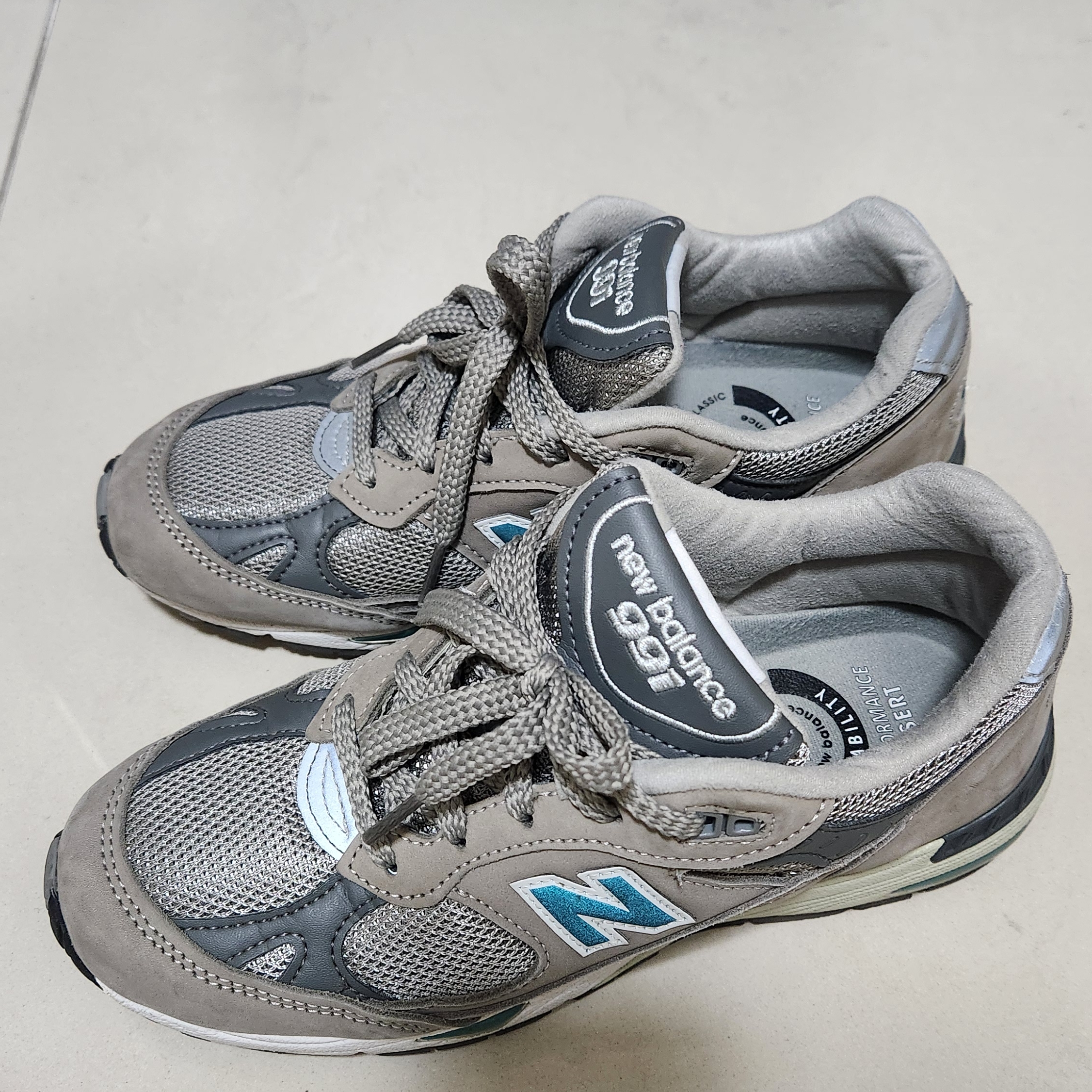 (W) New Balance 991 Made in UK 20th Anniversary Grey Green 착용 스타일