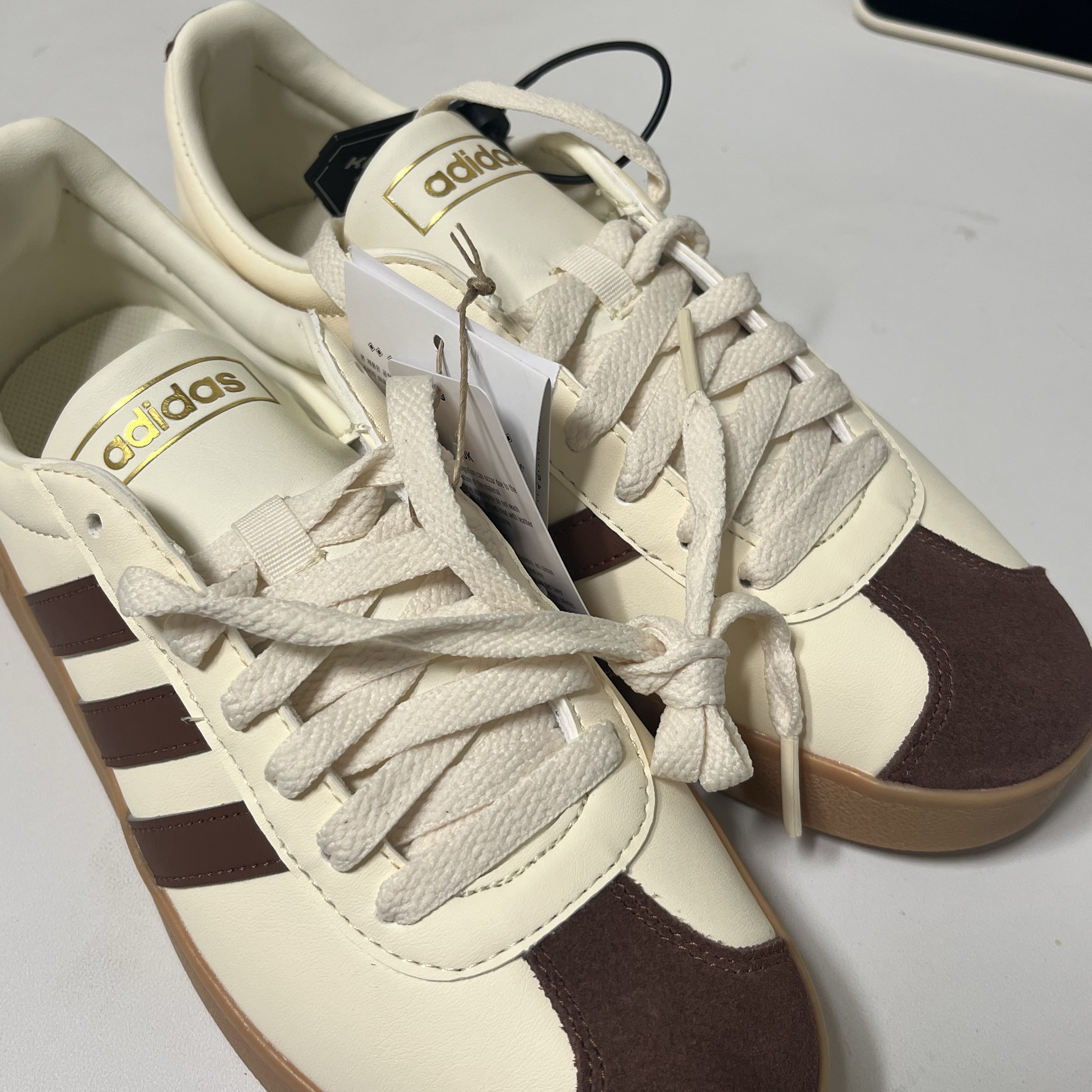Adidas VL Court 2.0 Cream Brown 착용 스타일 - 2