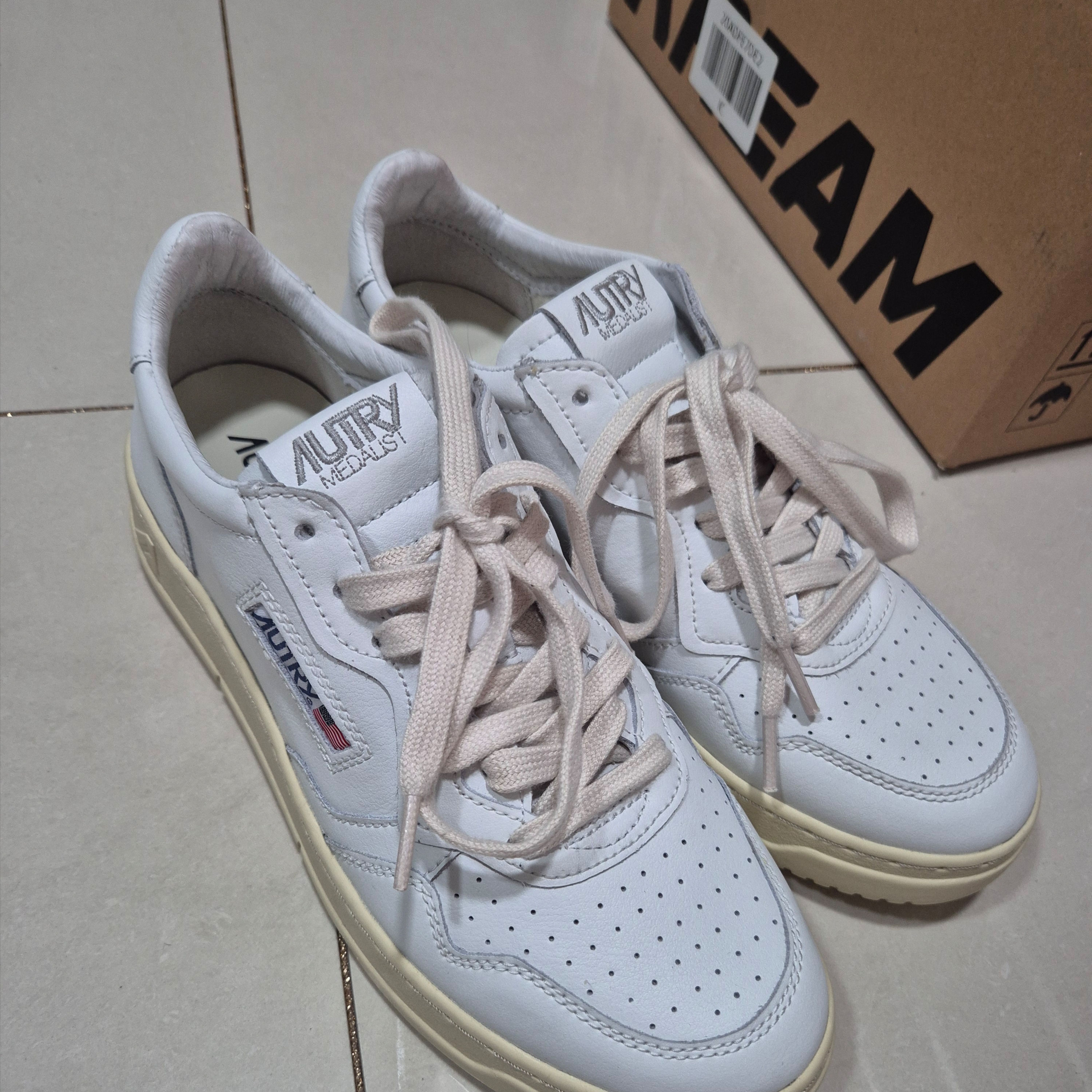 Autry Medalist Low Leather Sneakers White 착용 스타일