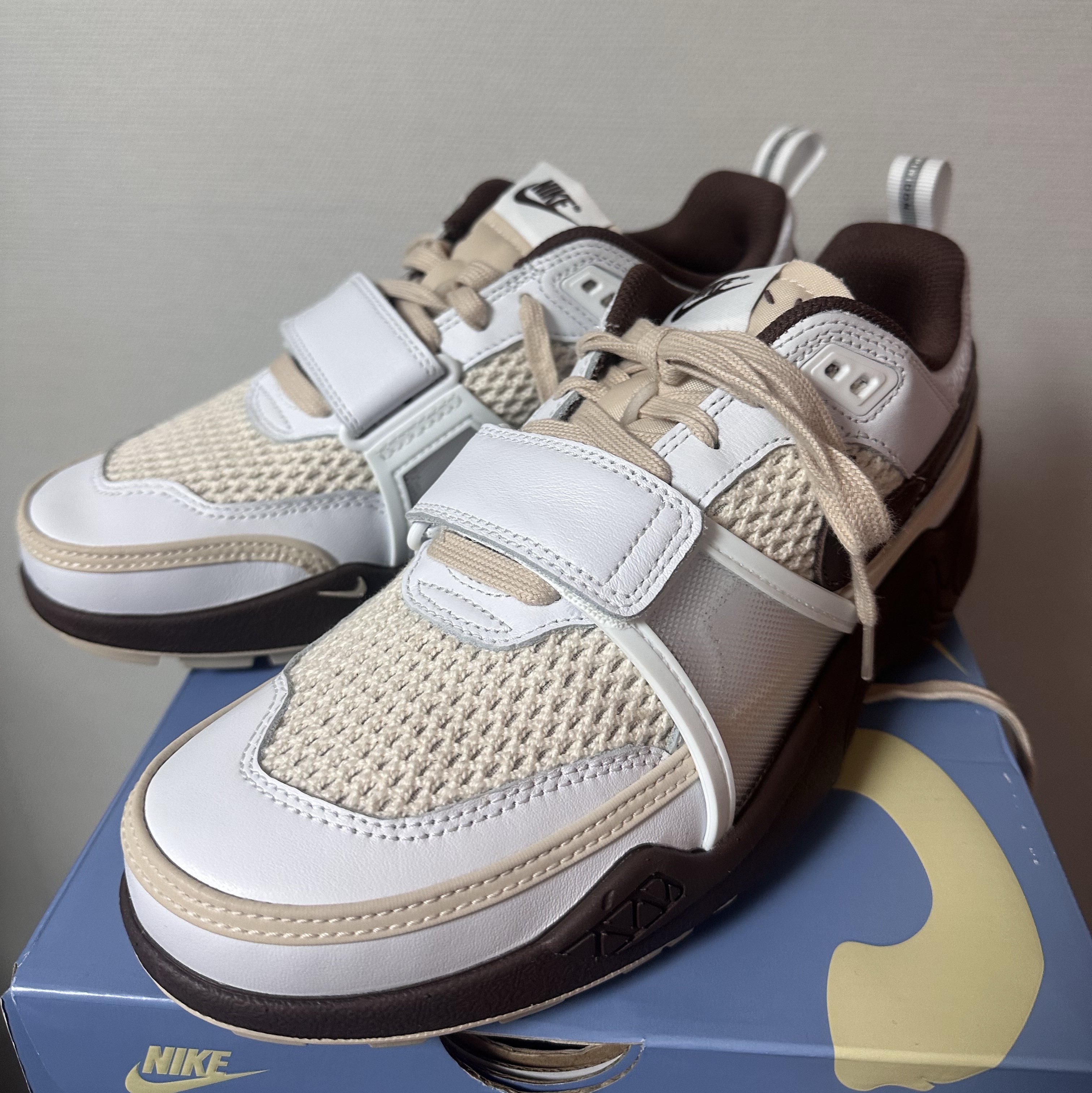 Nike x Travis Scott Zoom Field Jaxx White and Light Chocolate 착용 스타일