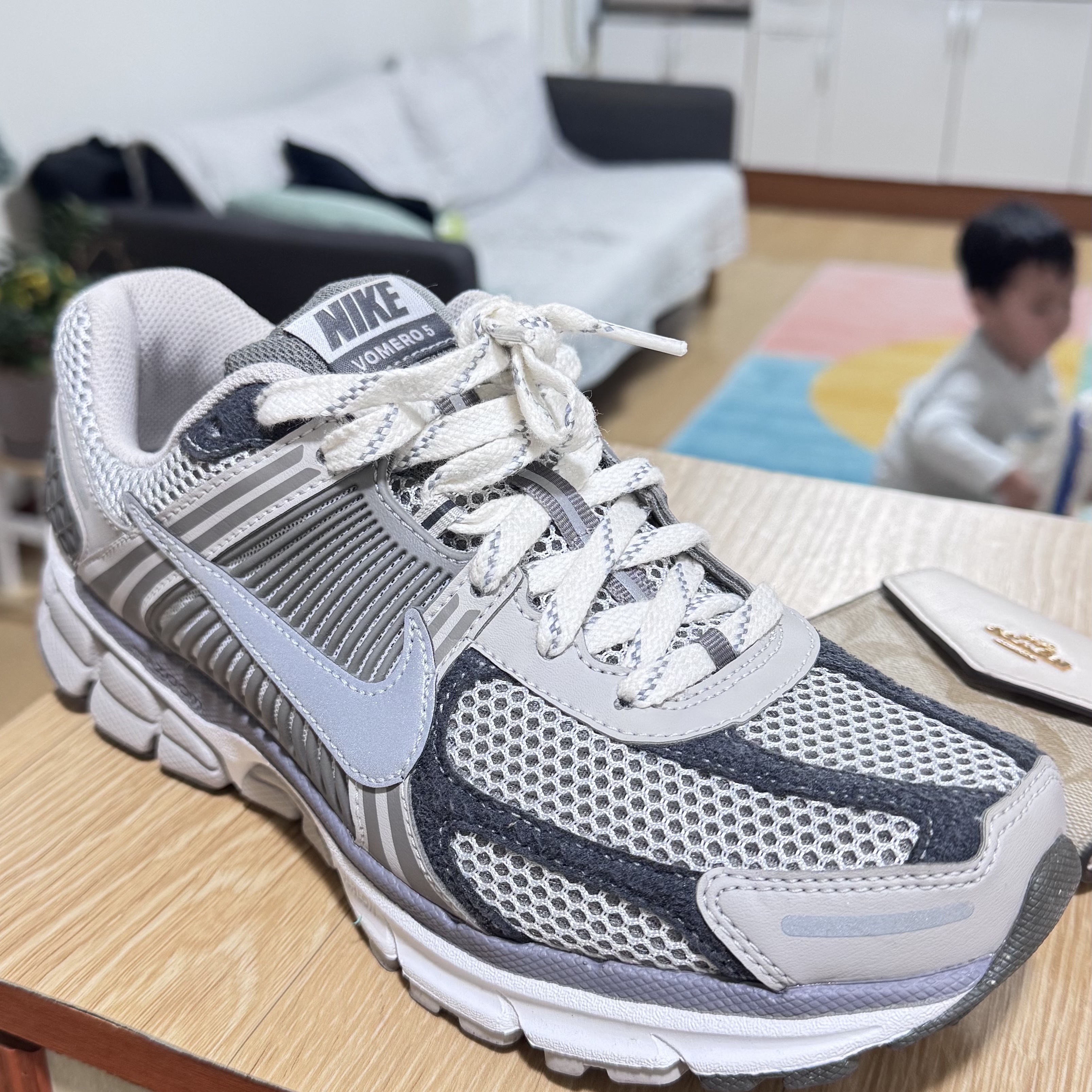 Nike Zoom Vomero 5 PRM Light Iron Ore and Flat Fewter 착용 스타일