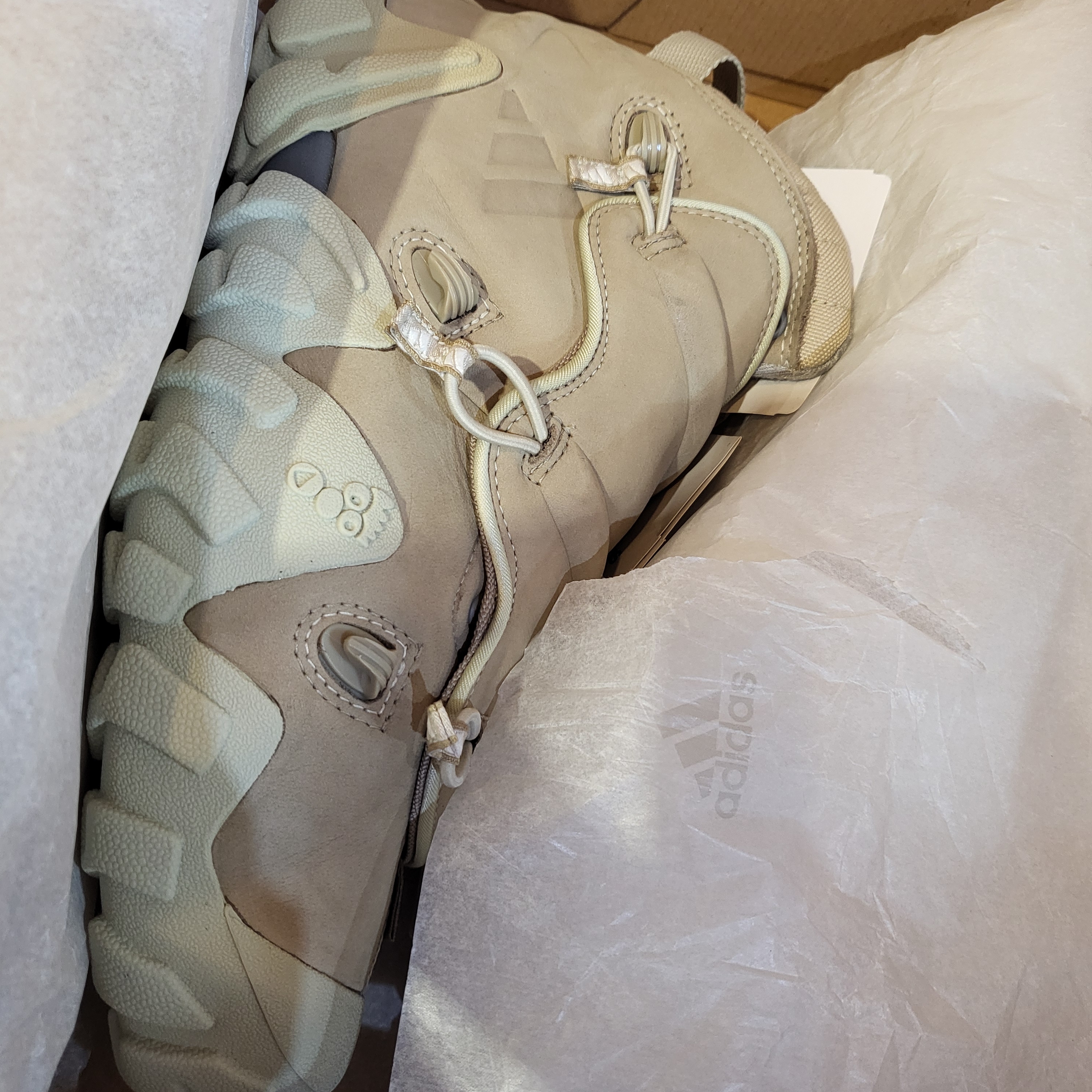 Adidas x Mita Radlander Blanch Cargo Ivory 착용 스타일