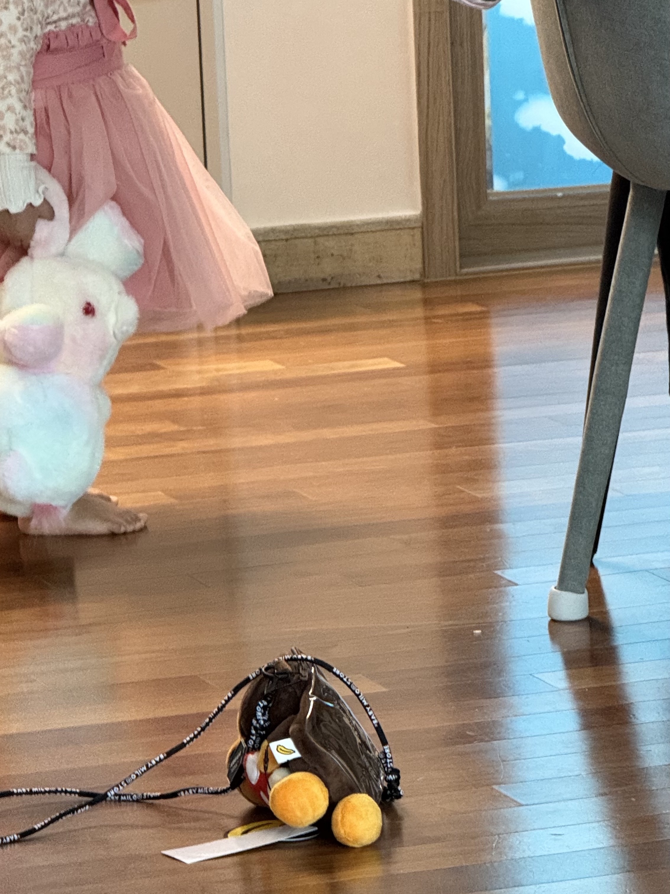BAPE Baby Milo Plush Mobile Bag Brown 착용 스타일