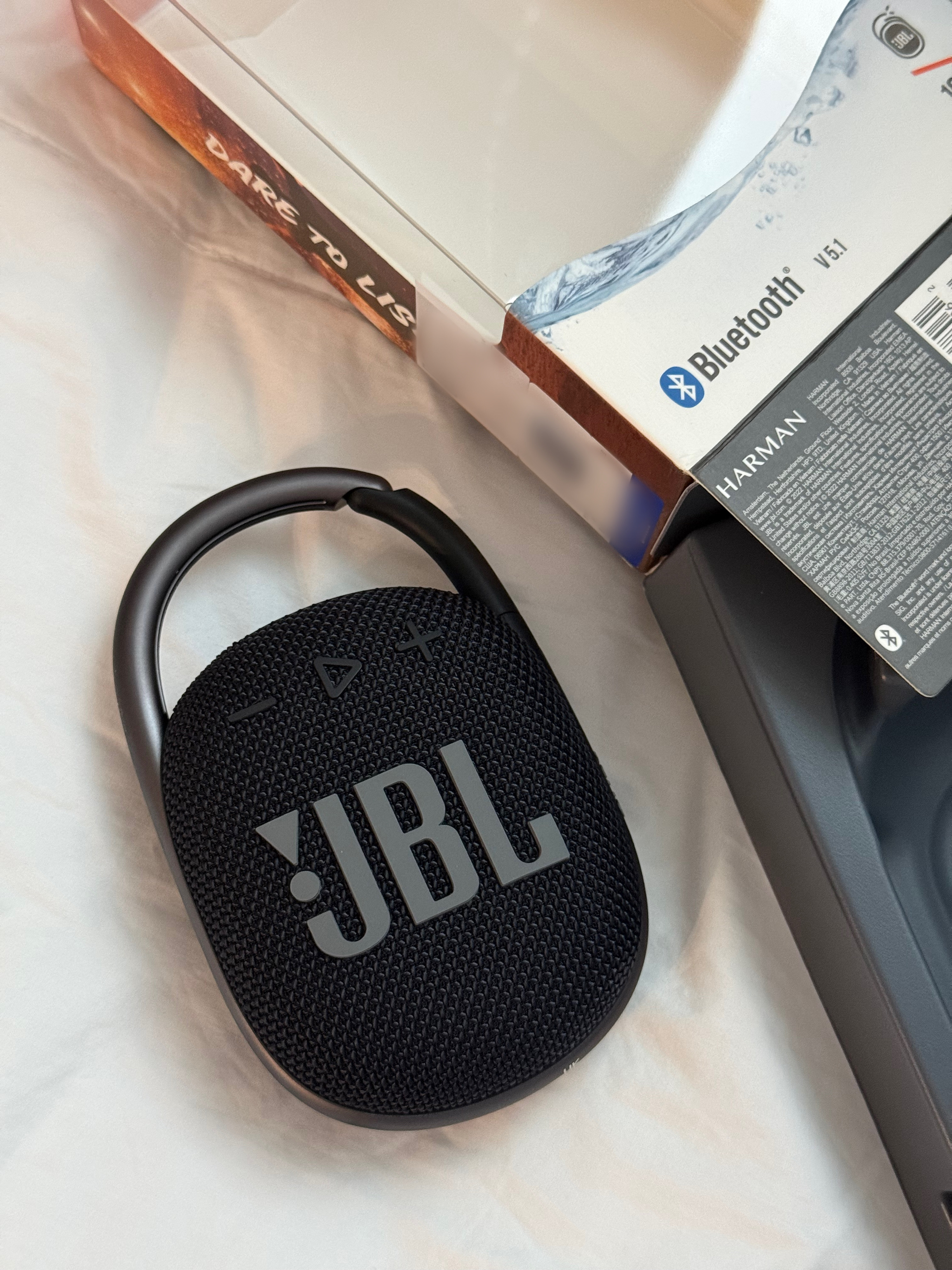 JBL Clip 4 Bluetooth Speaker Black (Korean Ver.), Teddy Tales Lina Bear Signature Keyring Milk Tea 착용 스타일 - 2