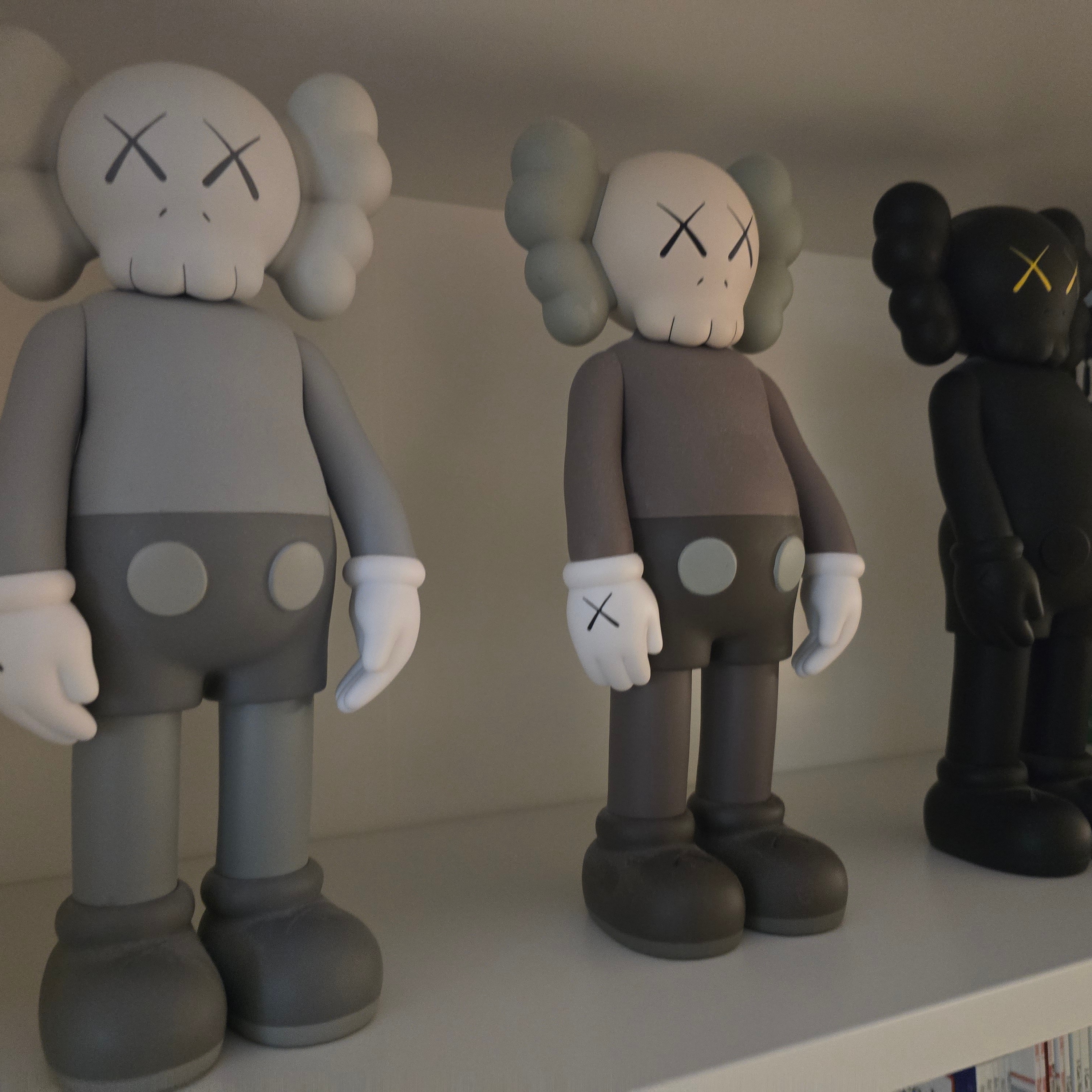 Kaws Companion Open Edition Vinyl Figure Grey 착용 스타일