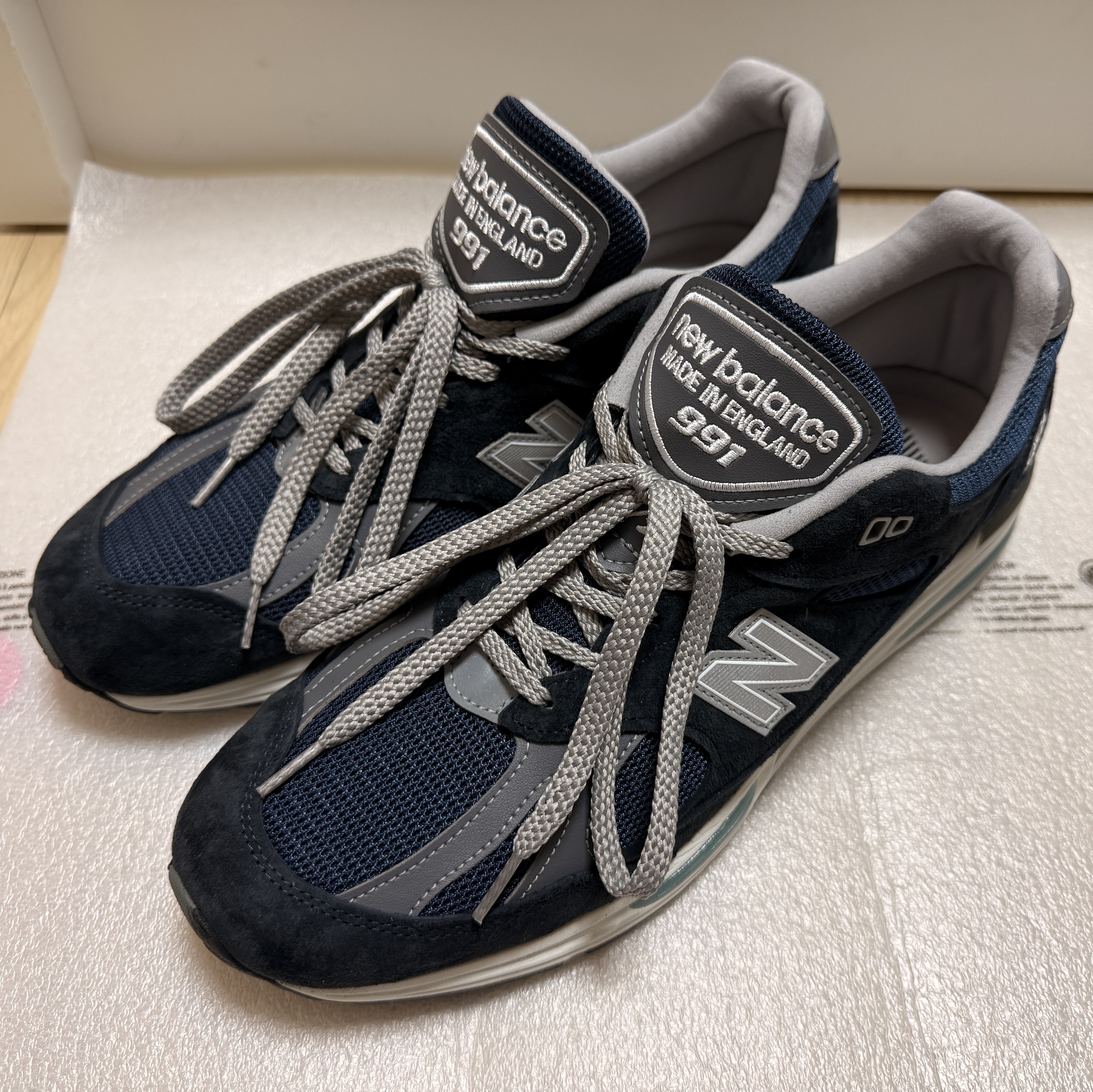 New Balance 991v2 Made in UK Dark Navy Smoked Pearl 착용 스타일