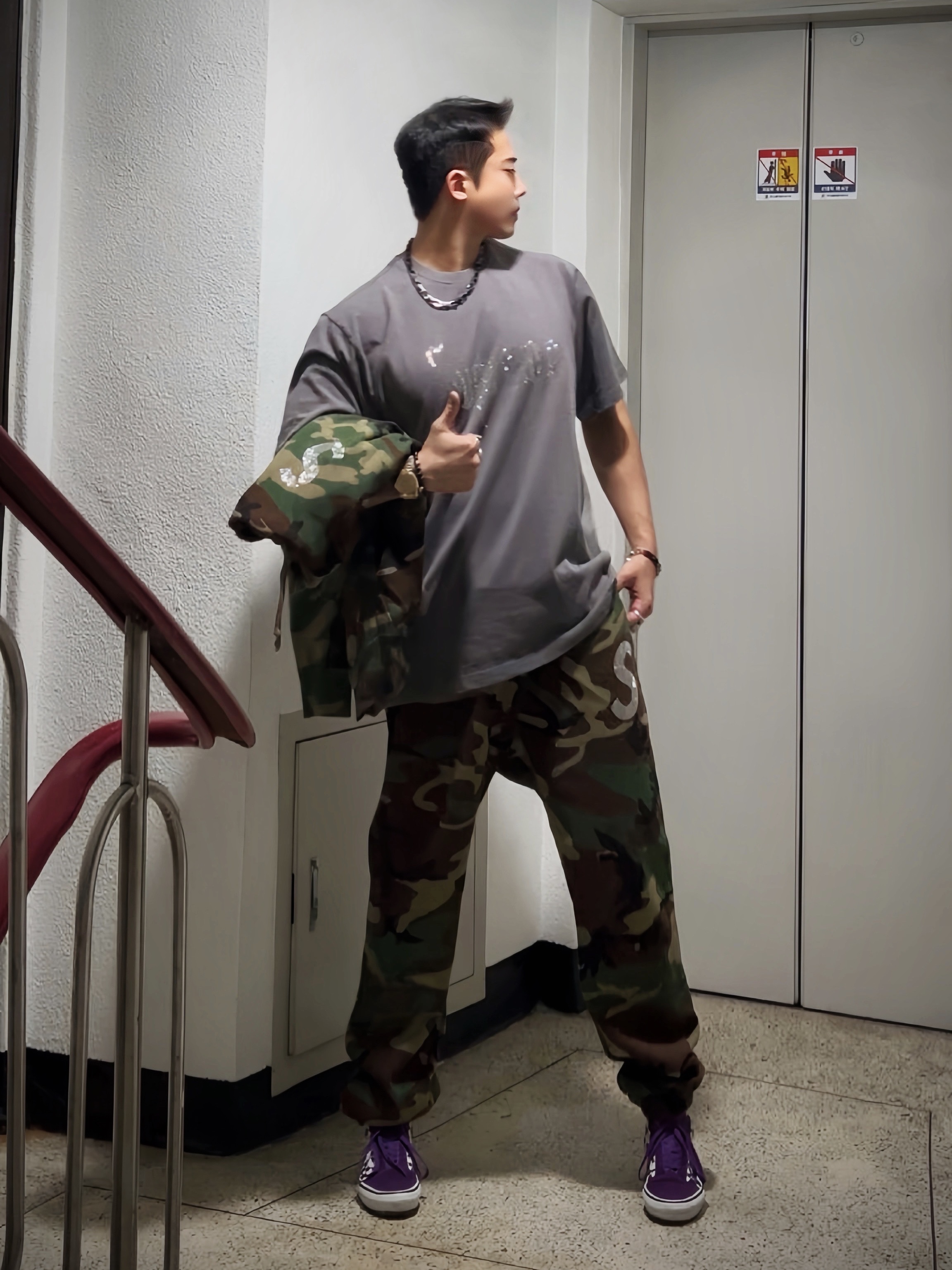 Supreme Rhinestone S/S Top Grey - 24FW, Supreme Swarovski S Logo Hooded Sweatshirt Woodland Camo - 21SS 착용 스타일 - 1