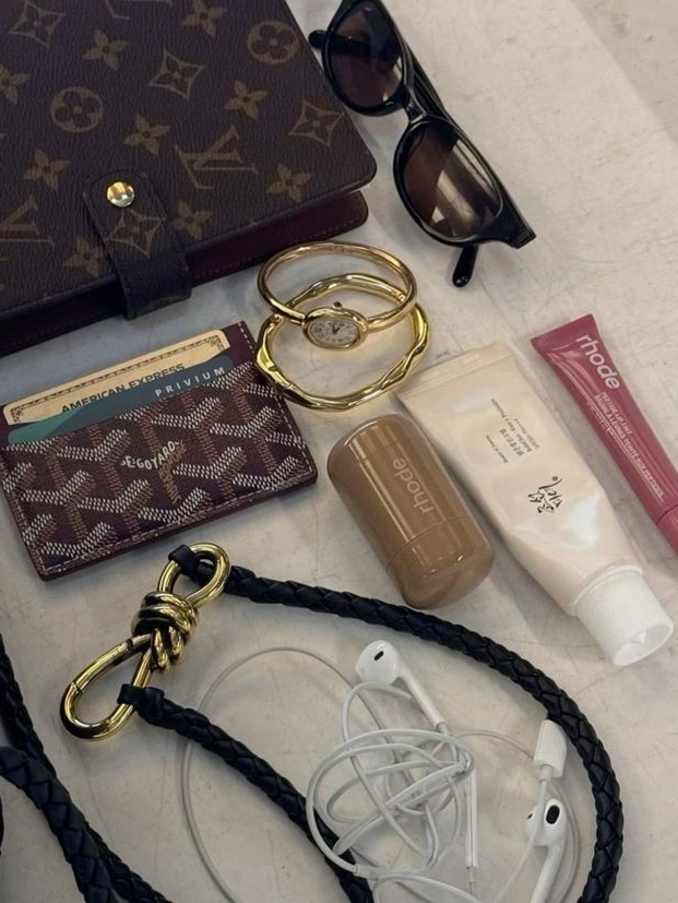 Louis Vuitton Small Ring Agenda Cover Monogram, Cartier Baignoire Watch Mini Quartz Yellow Gold Size 15 Bracelet 착용 스타일 - 1