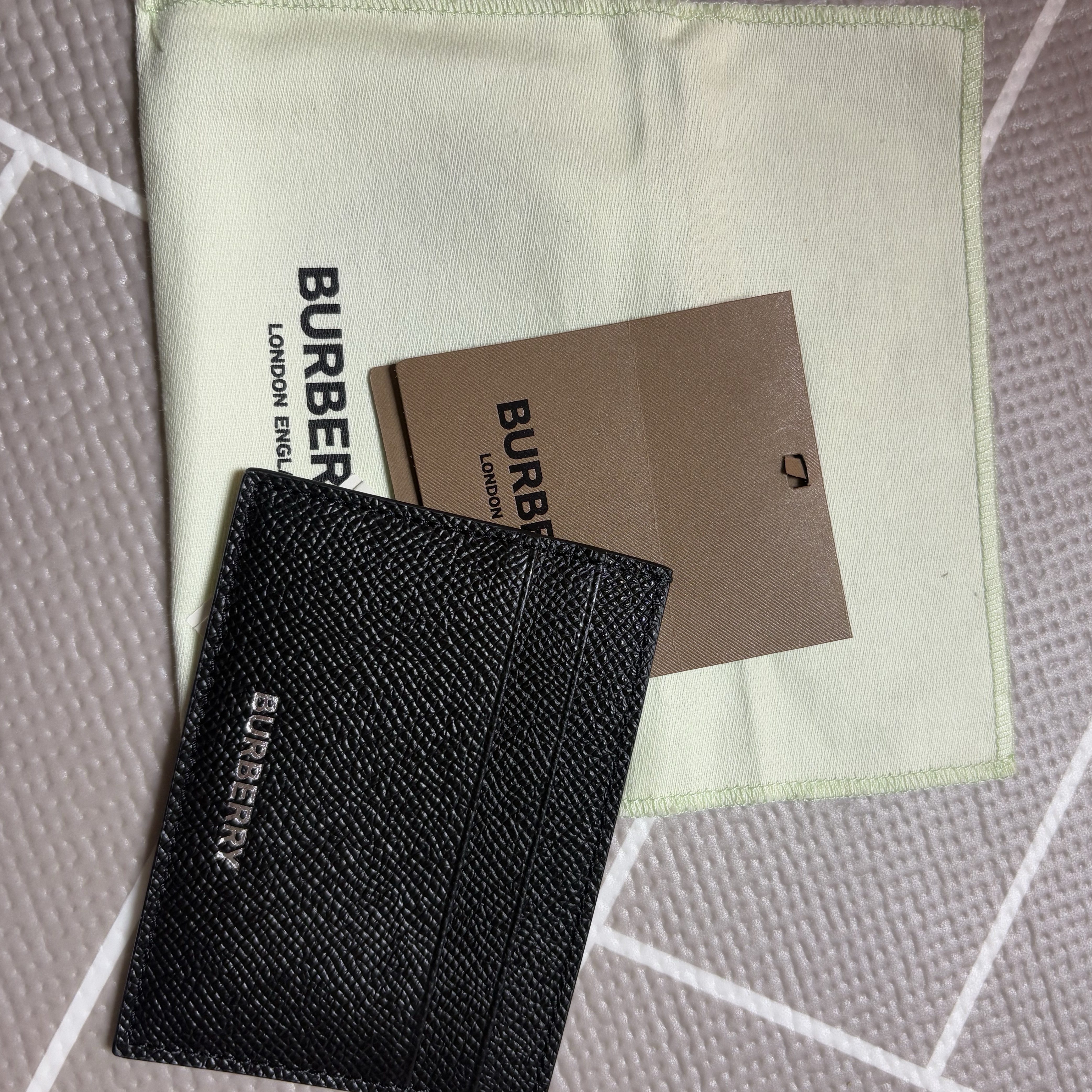 Burberry Grainy Leather Card Case Black 착용 스타일