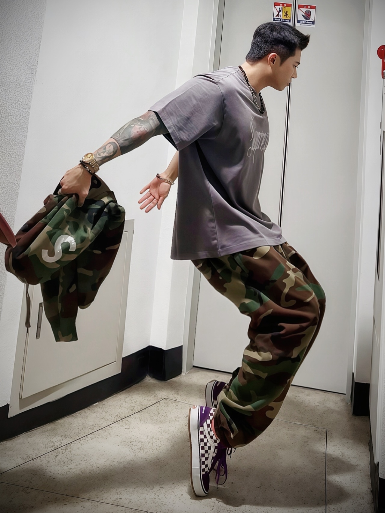 Supreme Rhinestone S/S Top Grey - 24FW, Supreme Swarovski S Logo Hooded Sweatshirt Woodland Camo - 21SS 착용 스타일 - 3