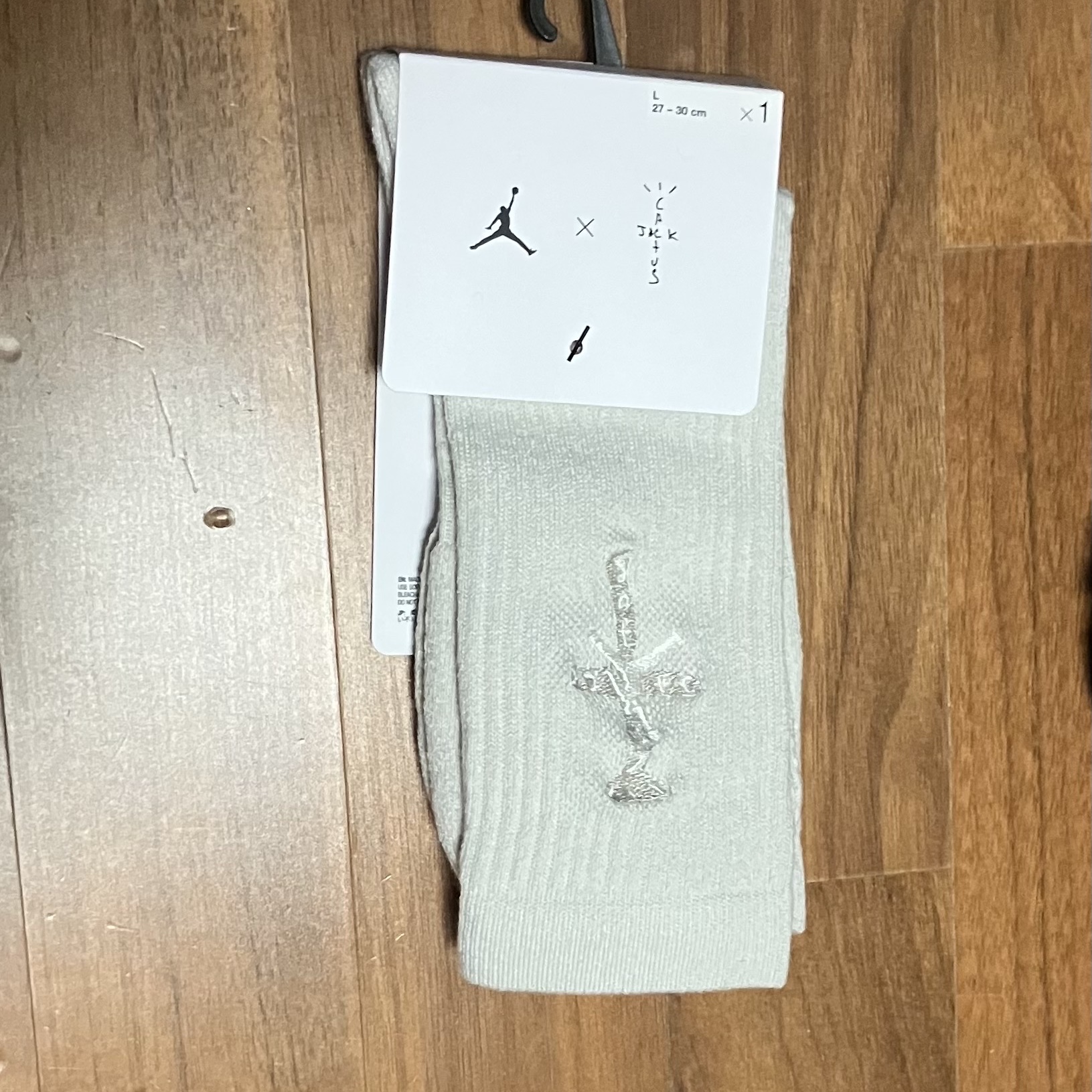Jordan x Travis Scott Cushioned Crew Socks Light Bone 착용 스타일