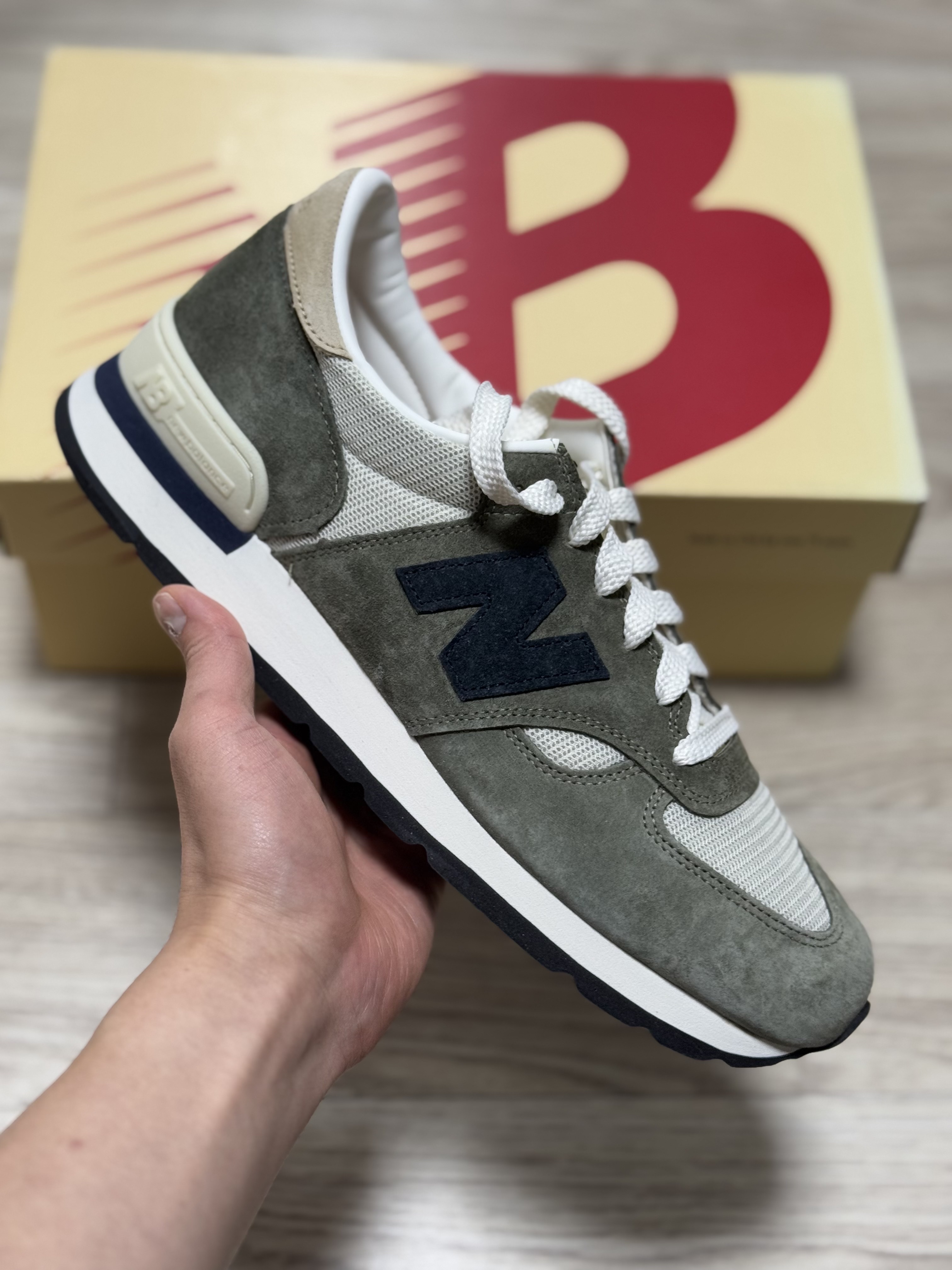 New Balance 990v1 Made in USA Olive 착용 스타일