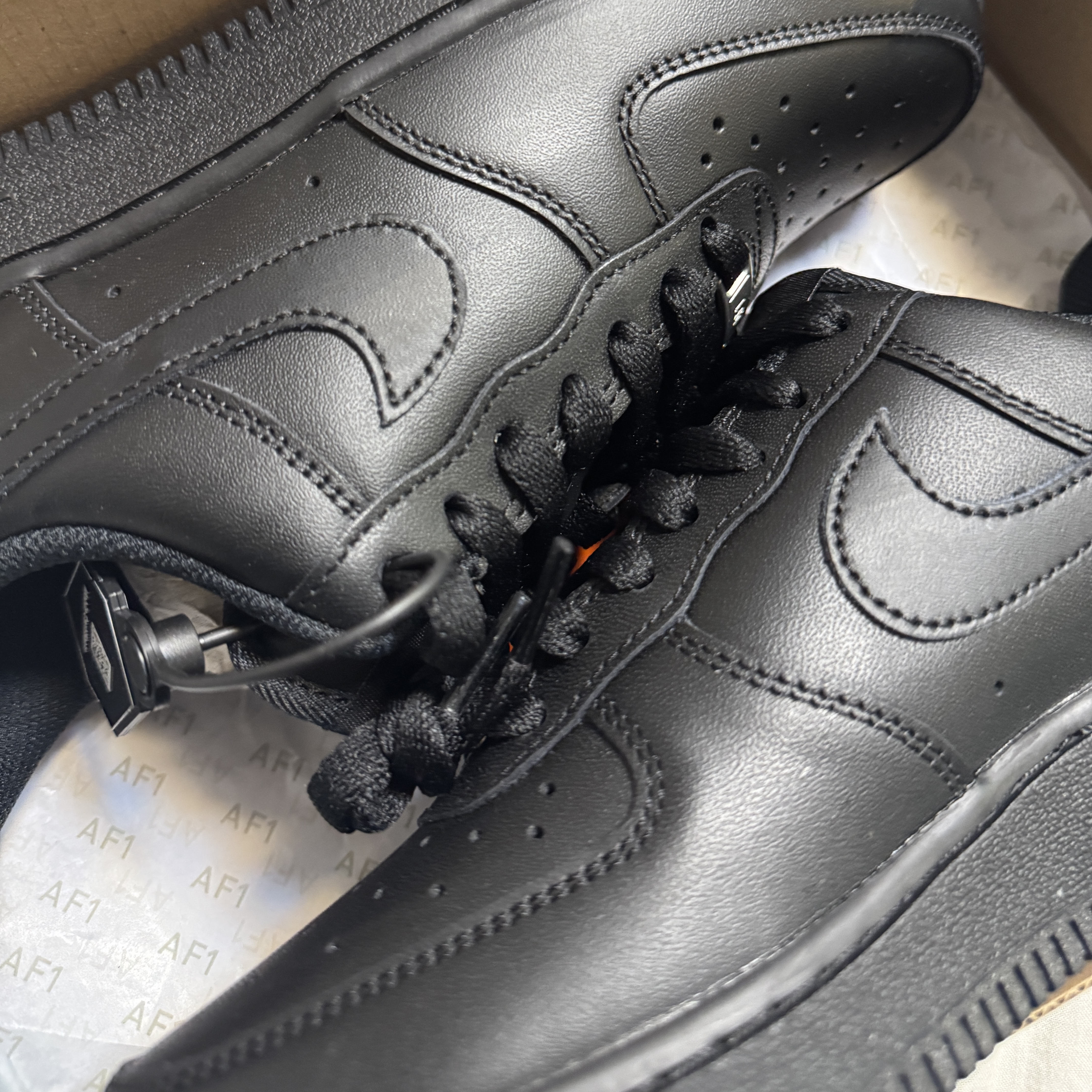 (W) Nike Air Force 1 '07 Low Triple Black 착용 스타일 - 1