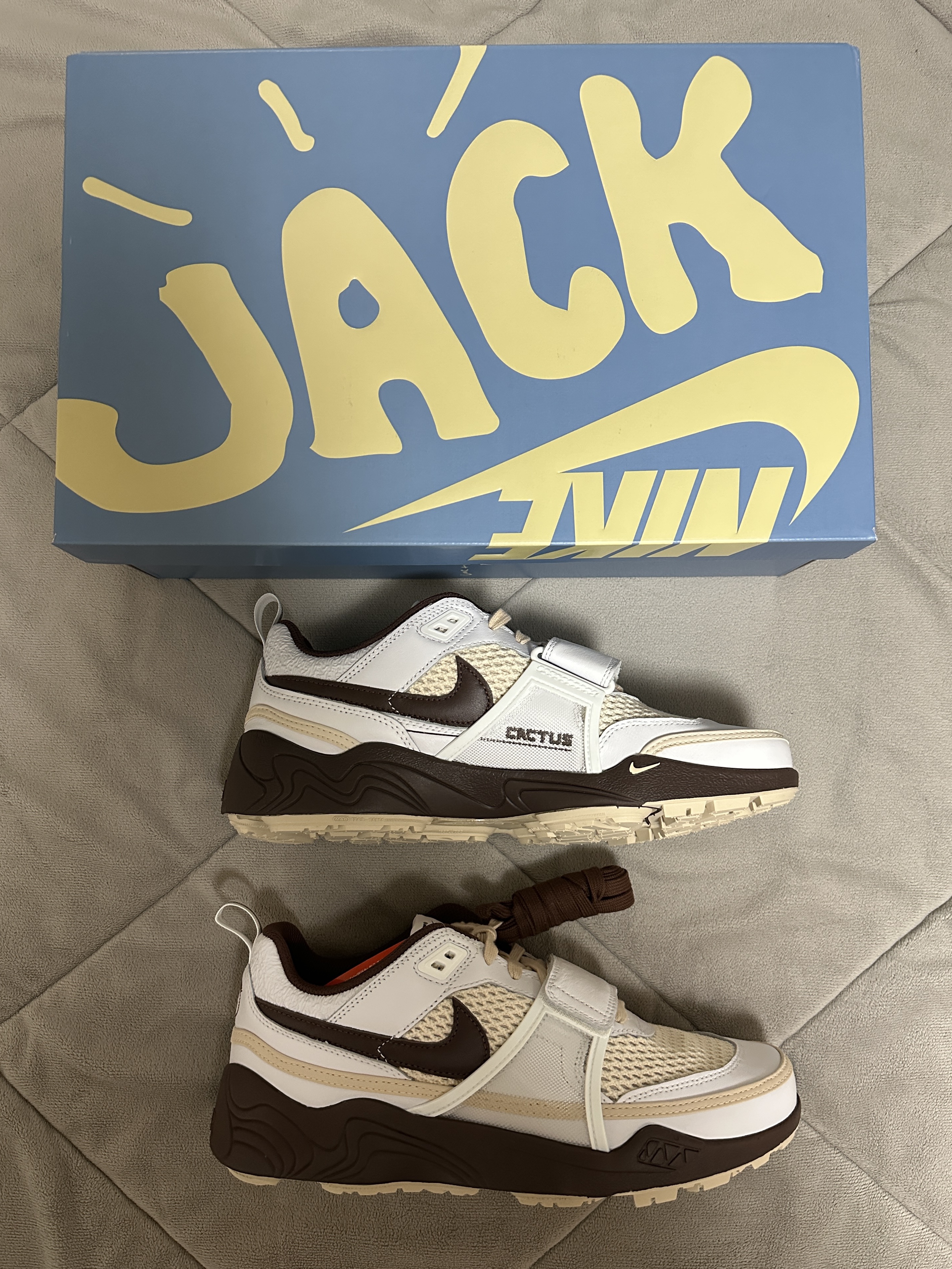 Nike x Travis Scott Zoom Field Jaxx White and Light Chocolate 착용 스타일 - 2