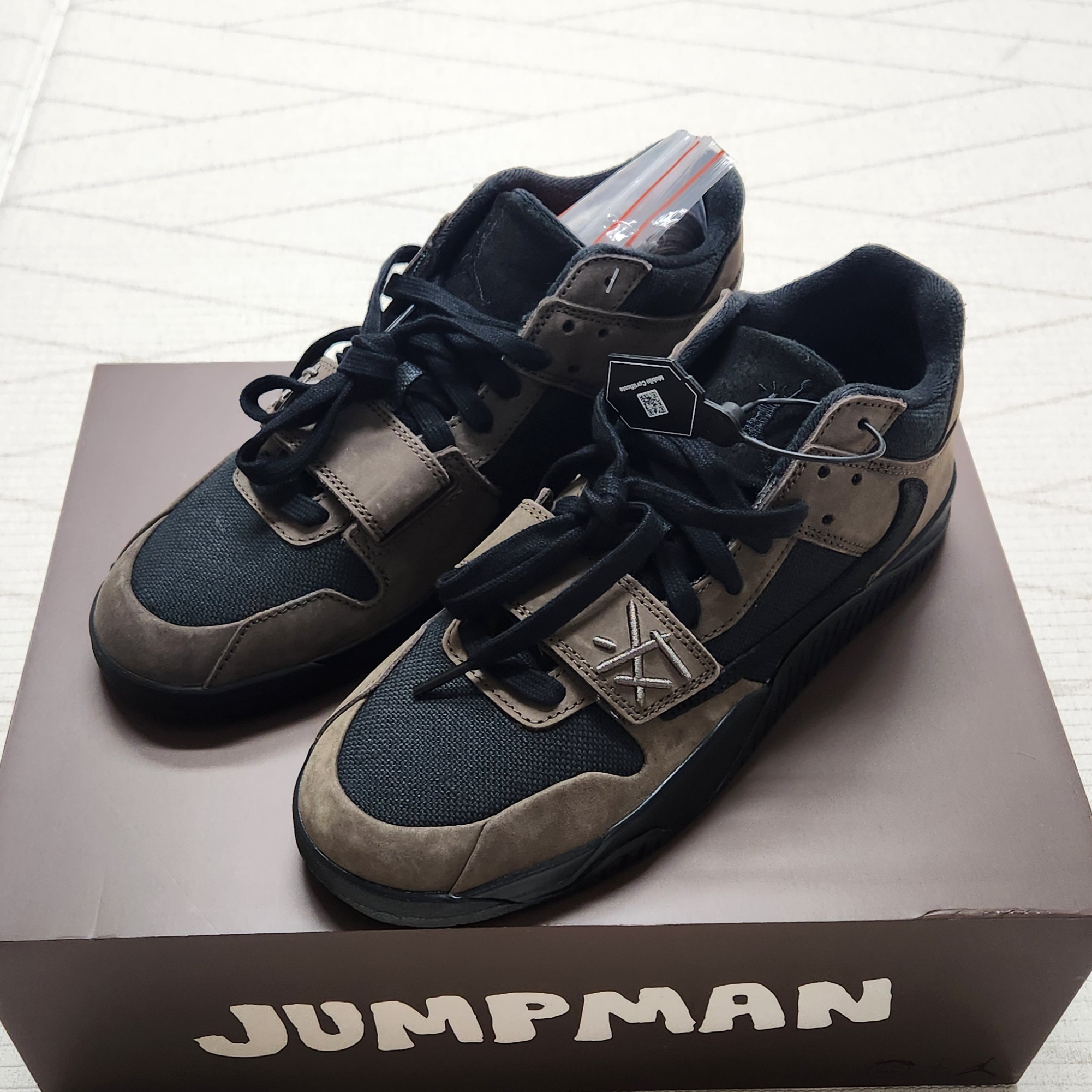 Jordan x Travis Scott Jumpman Jack TR Black and Dark Mocha 착용 스타일
