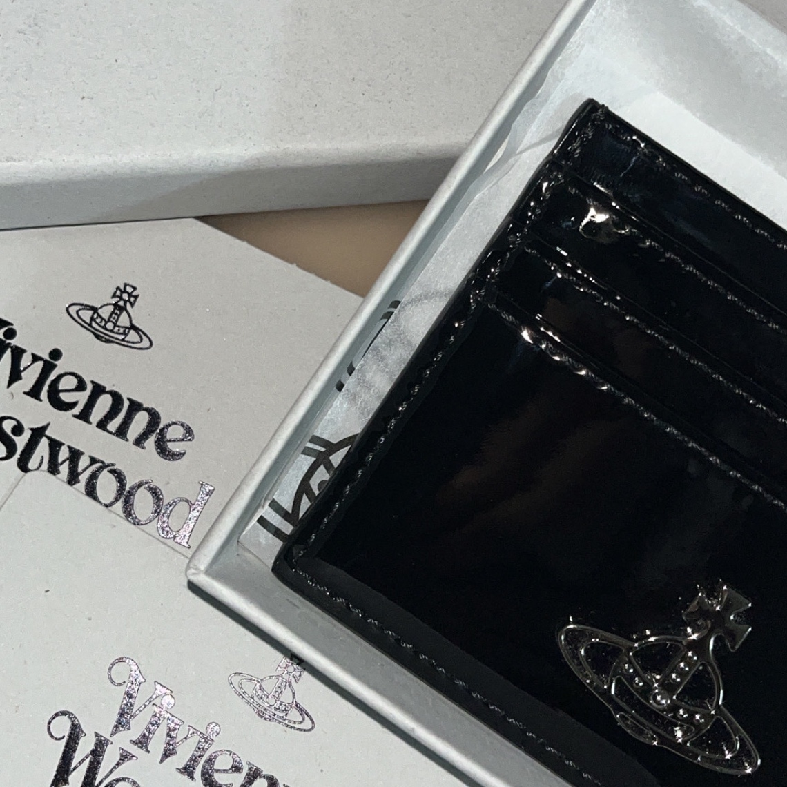 Vivienne Westwood Shiny Patent Card Holder Black 착용 스타일