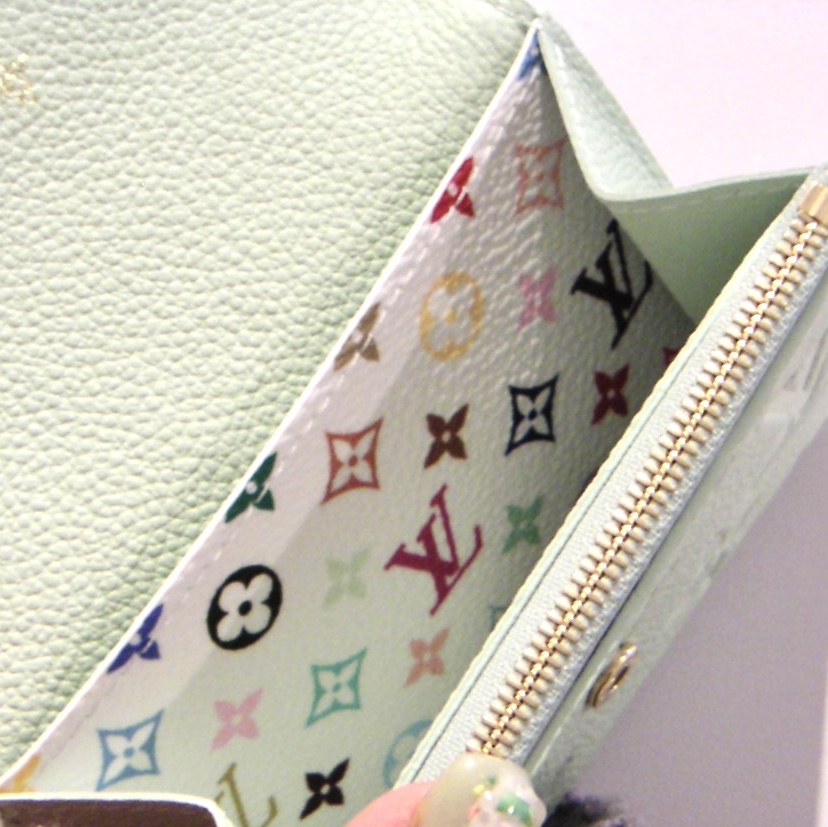 Louis Vuitton x Murakami Takashi Rosalie Coin Purse Green Tea 착용 스타일 - 3