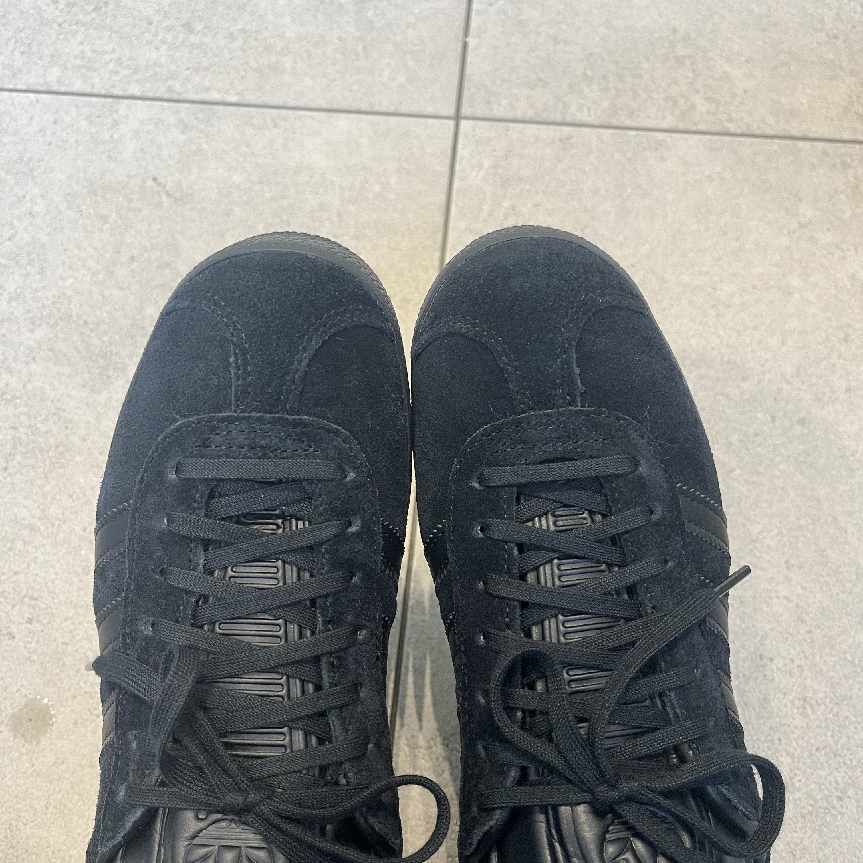 Adidas Gazelle Triple Black 착용 스타일 - 2