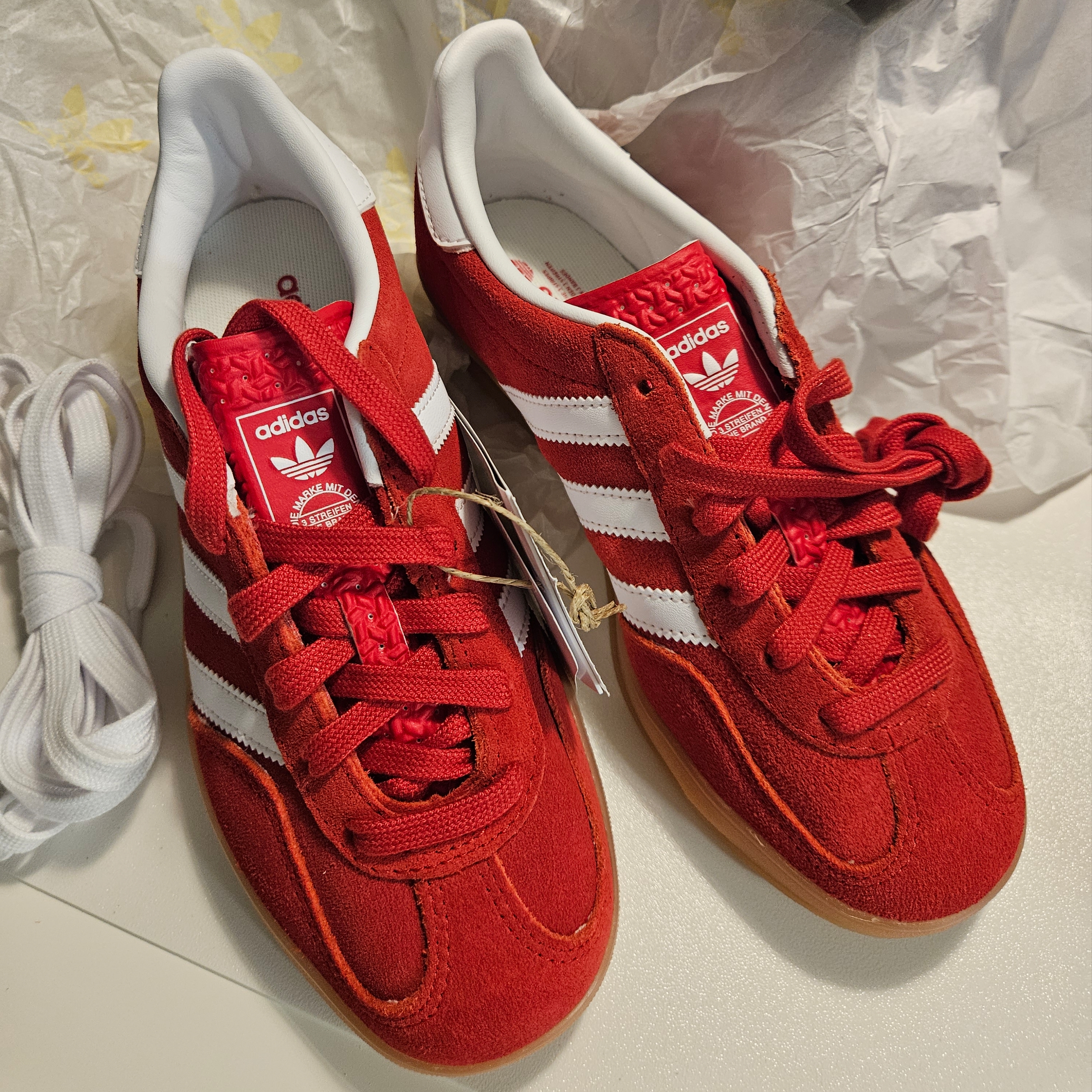 Adidas Gazelle Indoor Better Scarlet Cloud White 착용 스타일