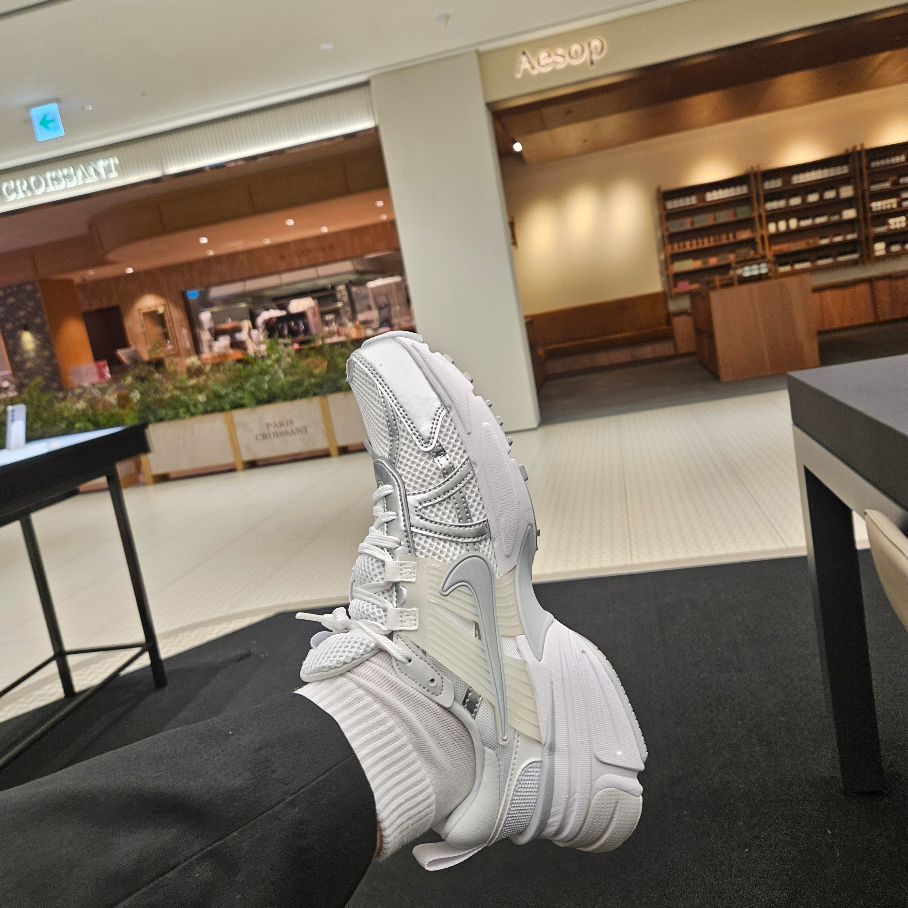 Nike V2K Run Metallic Silver White 착용 스타일