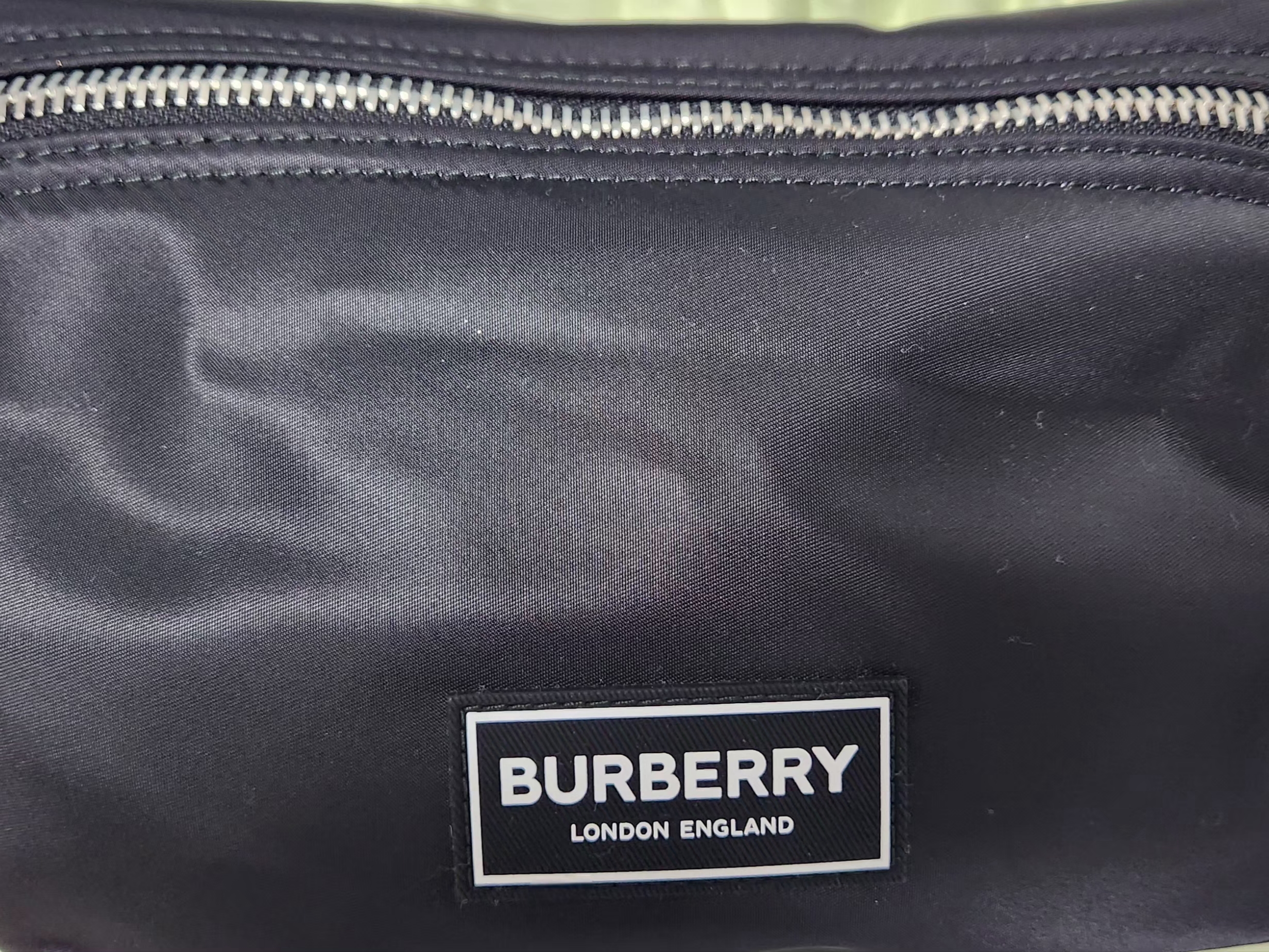 Burberry Medium Talbot Bag Black 착용 스타일