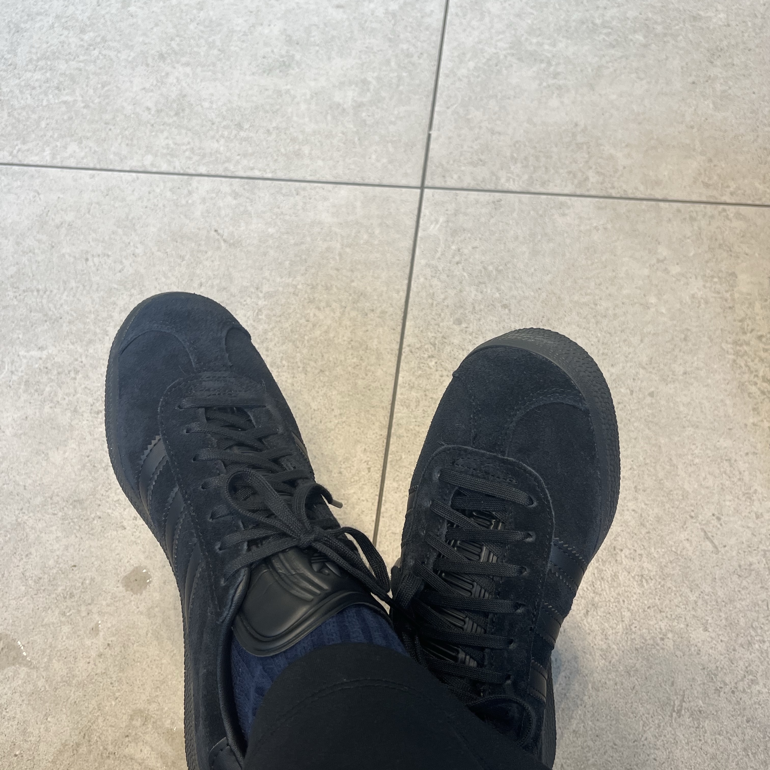 Adidas Gazelle Triple Black 착용 스타일 - 3