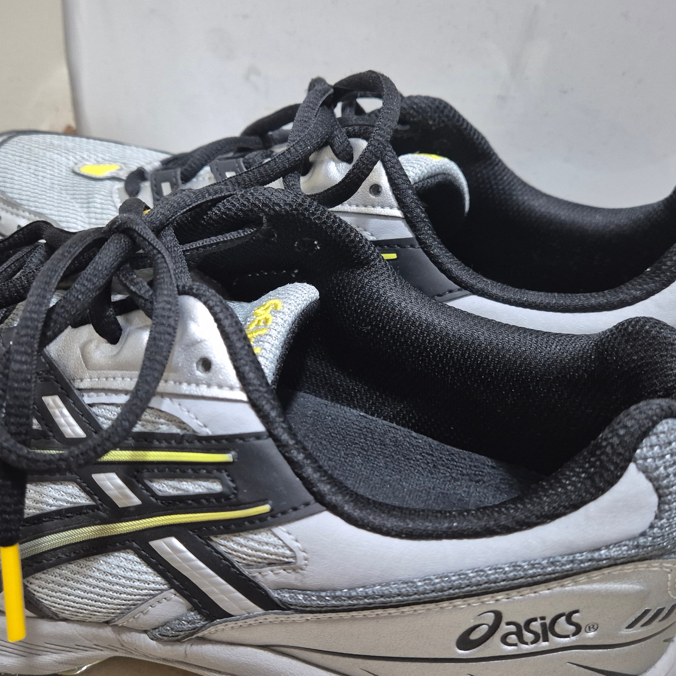 Asics Gel-1090 Mid Grey Black 착용 스타일